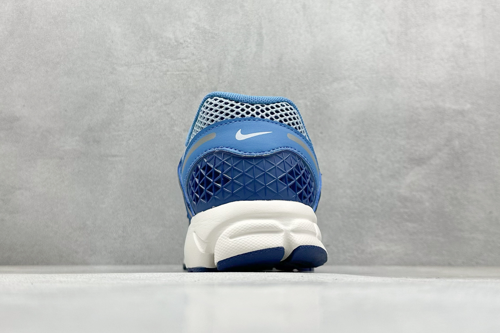 图片[6]-NIKE ZOOM Vomero 5 复古风潮 网面透气运动鞋 先行尝鲜版 紧致的鞋面材质提供良好的包裹性 鞋侧 Swoosh以及鞋头部分搭配增添不少亮点的镀铬细节 鞋垫上印有Bill Bowerman头像 将细节拉满 中底饰有独特的做旧效果 最后搭载黑色外底 凸显整双鞋的复古气质 货号： FB9149-400 尺码： 36-45-选品中心