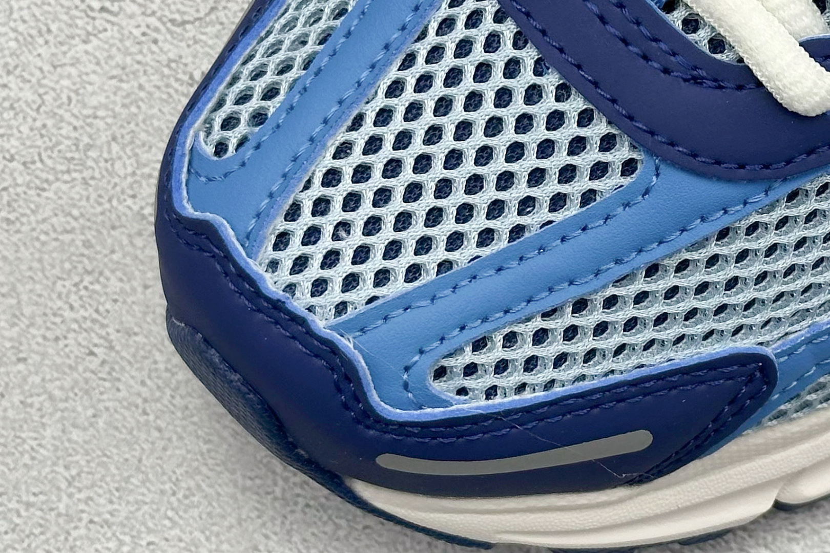 图片[7]-NIKE ZOOM Vomero 5 复古风潮 网面透气运动鞋 先行尝鲜版 紧致的鞋面材质提供良好的包裹性 鞋侧 Swoosh以及鞋头部分搭配增添不少亮点的镀铬细节 鞋垫上印有Bill Bowerman头像 将细节拉满 中底饰有独特的做旧效果 最后搭载黑色外底 凸显整双鞋的复古气质 货号： FB9149-400 尺码： 36-45-选品中心