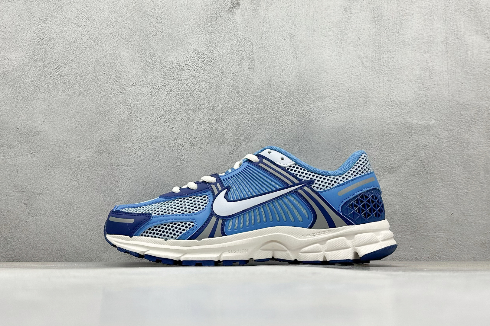 NIKE ZOOM Vomero 5 复古风潮 网面透气运动鞋 先行尝鲜版 紧致的鞋面材质提供良好的包裹性 鞋侧 Swoosh以及鞋头部分搭配增添不少亮点的镀铬细节 鞋垫上印有Bill Bowerman头像 将细节拉满 中底饰有独特的做旧效果 最后搭载黑色外底 凸显整双鞋的复古气质 货号： FB9149-400 尺码： 36-45-选品中心