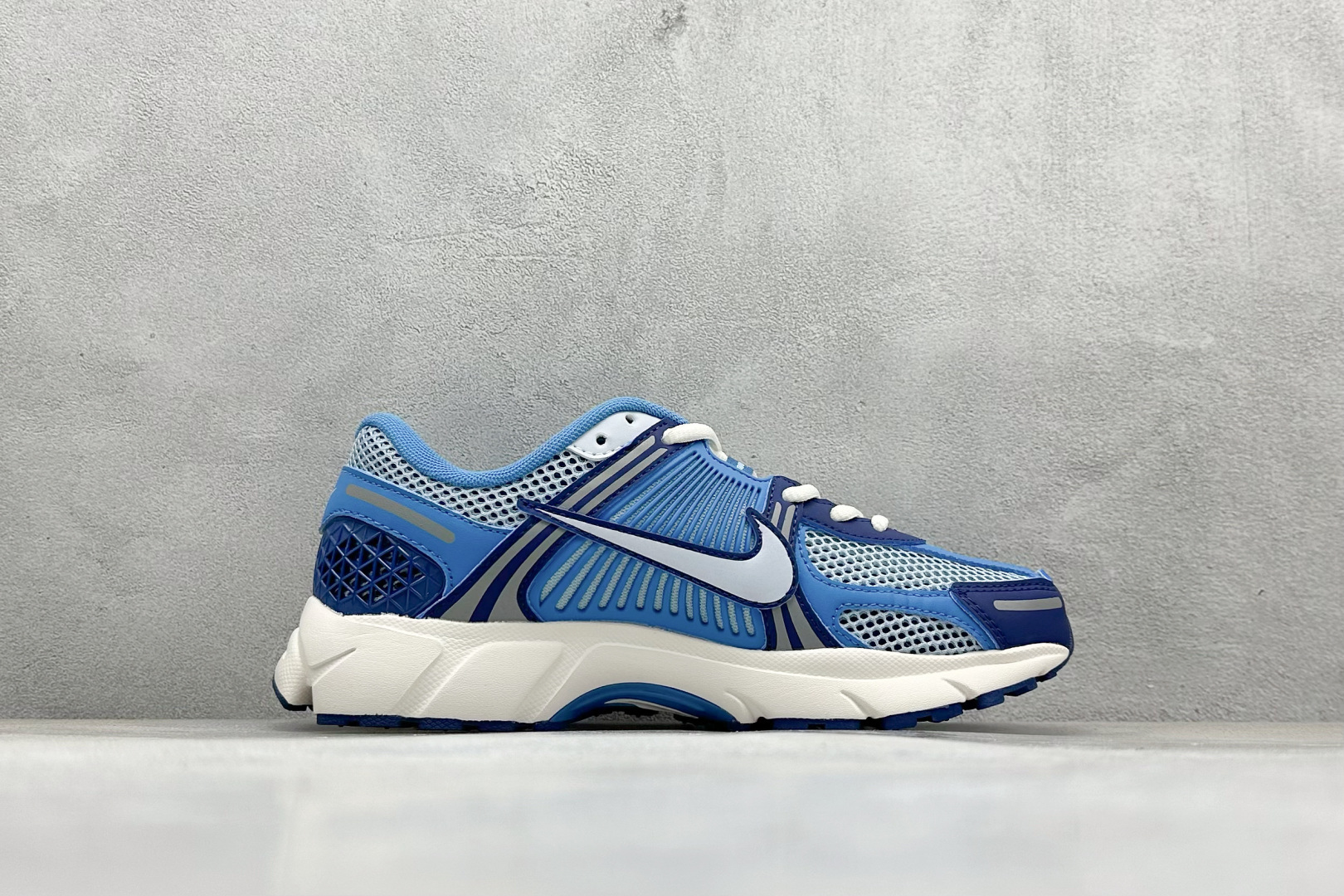 图片[2]-NIKE ZOOM Vomero 5 复古风潮 网面透气运动鞋 先行尝鲜版 紧致的鞋面材质提供良好的包裹性 鞋侧 Swoosh以及鞋头部分搭配增添不少亮点的镀铬细节 鞋垫上印有Bill Bowerman头像 将细节拉满 中底饰有独特的做旧效果 最后搭载黑色外底 凸显整双鞋的复古气质 货号： FB9149-400 尺码： 36-45-选品中心