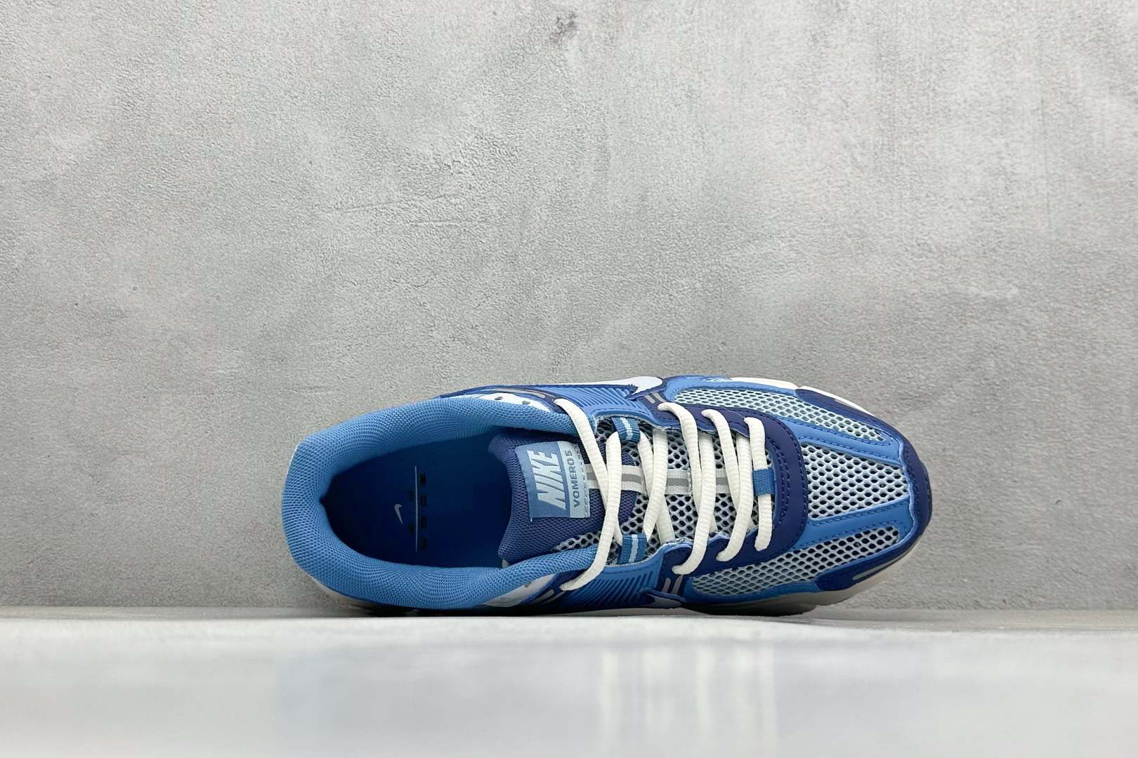 图片[3]-NIKE ZOOM Vomero 5 复古风潮 网面透气运动鞋 先行尝鲜版 紧致的鞋面材质提供良好的包裹性 鞋侧 Swoosh以及鞋头部分搭配增添不少亮点的镀铬细节 鞋垫上印有Bill Bowerman头像 将细节拉满 中底饰有独特的做旧效果 最后搭载黑色外底 凸显整双鞋的复古气质 货号： FB9149-400 尺码： 36-45-选品中心