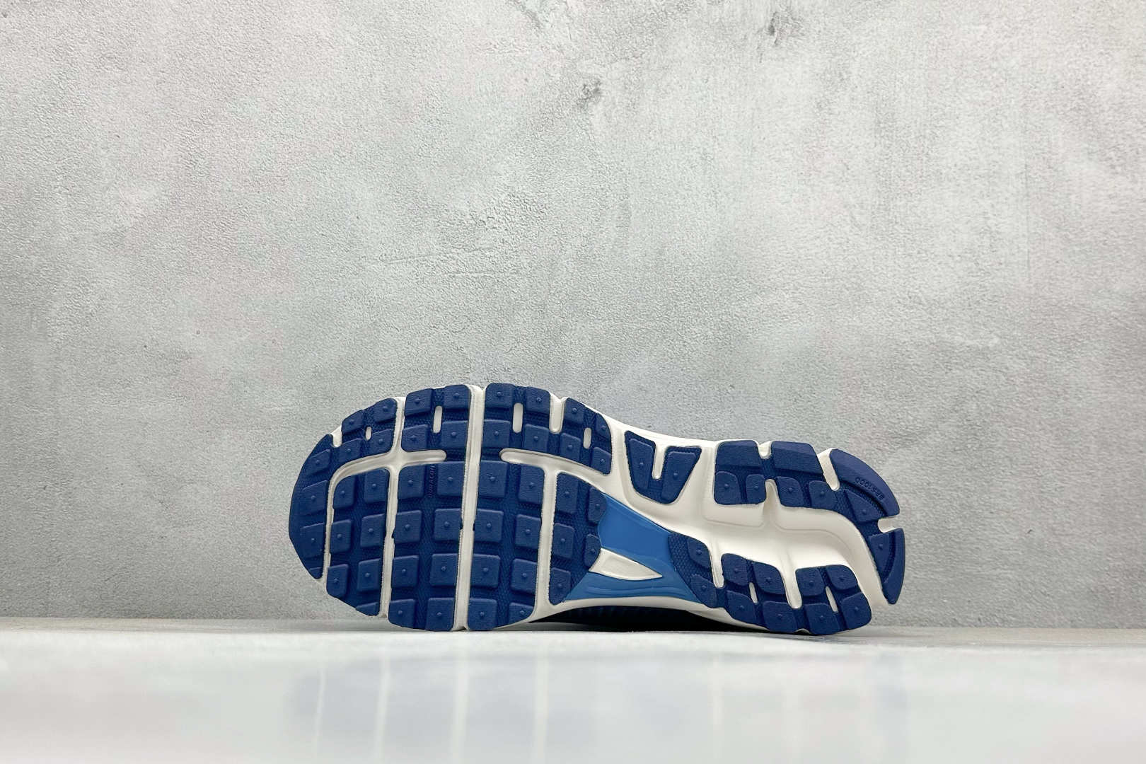 图片[4]-NIKE ZOOM Vomero 5 复古风潮 网面透气运动鞋 先行尝鲜版 紧致的鞋面材质提供良好的包裹性 鞋侧 Swoosh以及鞋头部分搭配增添不少亮点的镀铬细节 鞋垫上印有Bill Bowerman头像 将细节拉满 中底饰有独特的做旧效果 最后搭载黑色外底 凸显整双鞋的复古气质 货号： FB9149-400 尺码： 36-45-选品中心