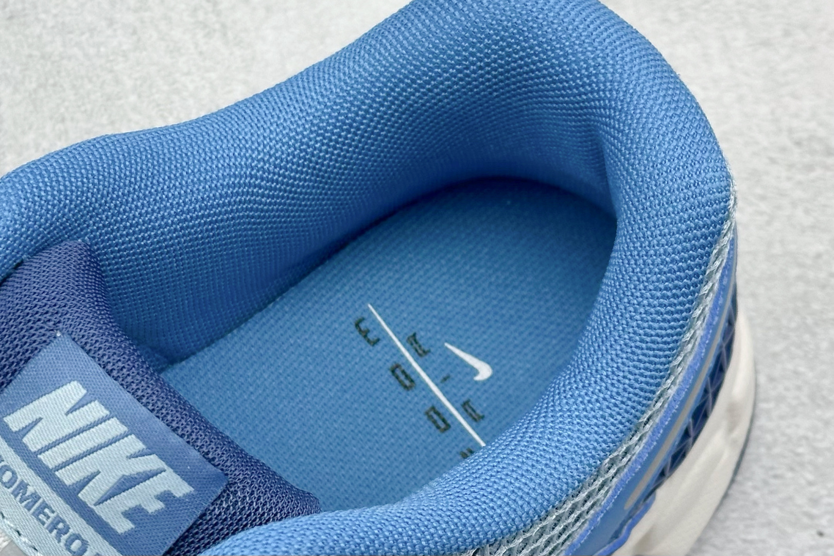 图片[8]-NIKE ZOOM Vomero 5 复古风潮 网面透气运动鞋 先行尝鲜版 紧致的鞋面材质提供良好的包裹性 鞋侧 Swoosh以及鞋头部分搭配增添不少亮点的镀铬细节 鞋垫上印有Bill Bowerman头像 将细节拉满 中底饰有独特的做旧效果 最后搭载黑色外底 凸显整双鞋的复古气质 货号： FB9149-400 尺码： 36-45-选品中心