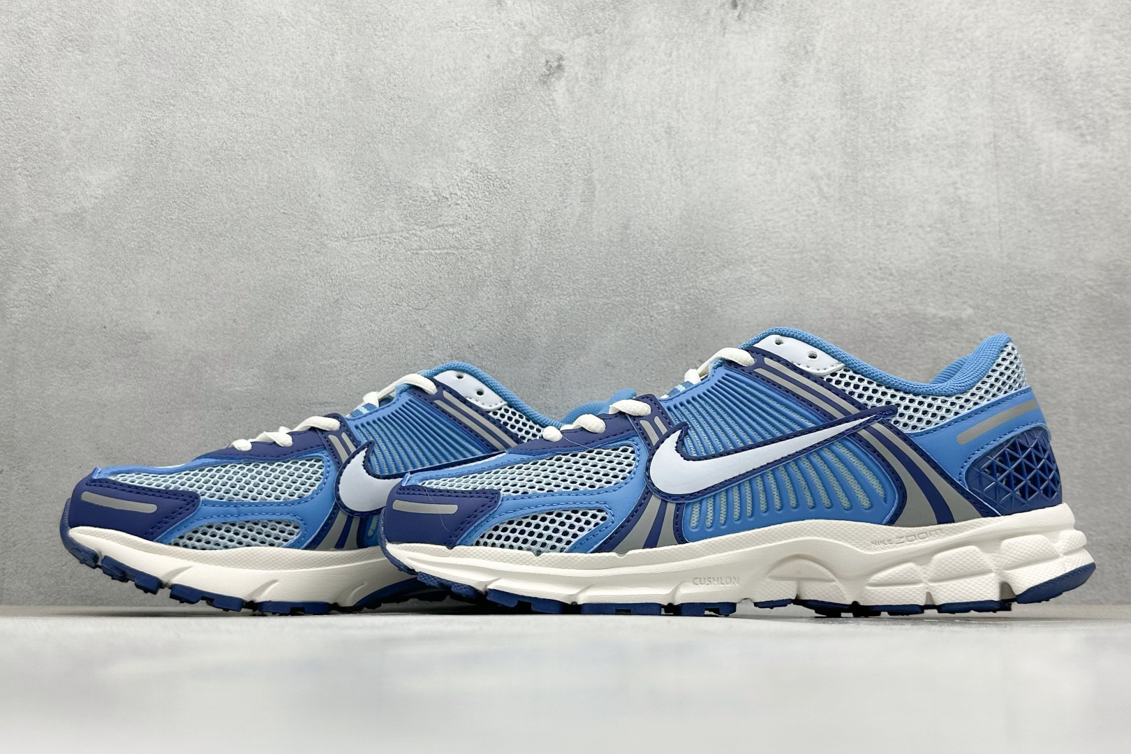 图片[5]-NIKE ZOOM Vomero 5 复古风潮 网面透气运动鞋 先行尝鲜版 紧致的鞋面材质提供良好的包裹性 鞋侧 Swoosh以及鞋头部分搭配增添不少亮点的镀铬细节 鞋垫上印有Bill Bowerman头像 将细节拉满 中底饰有独特的做旧效果 最后搭载黑色外底 凸显整双鞋的复古气质 货号： FB9149-400 尺码： 36-45-选品中心