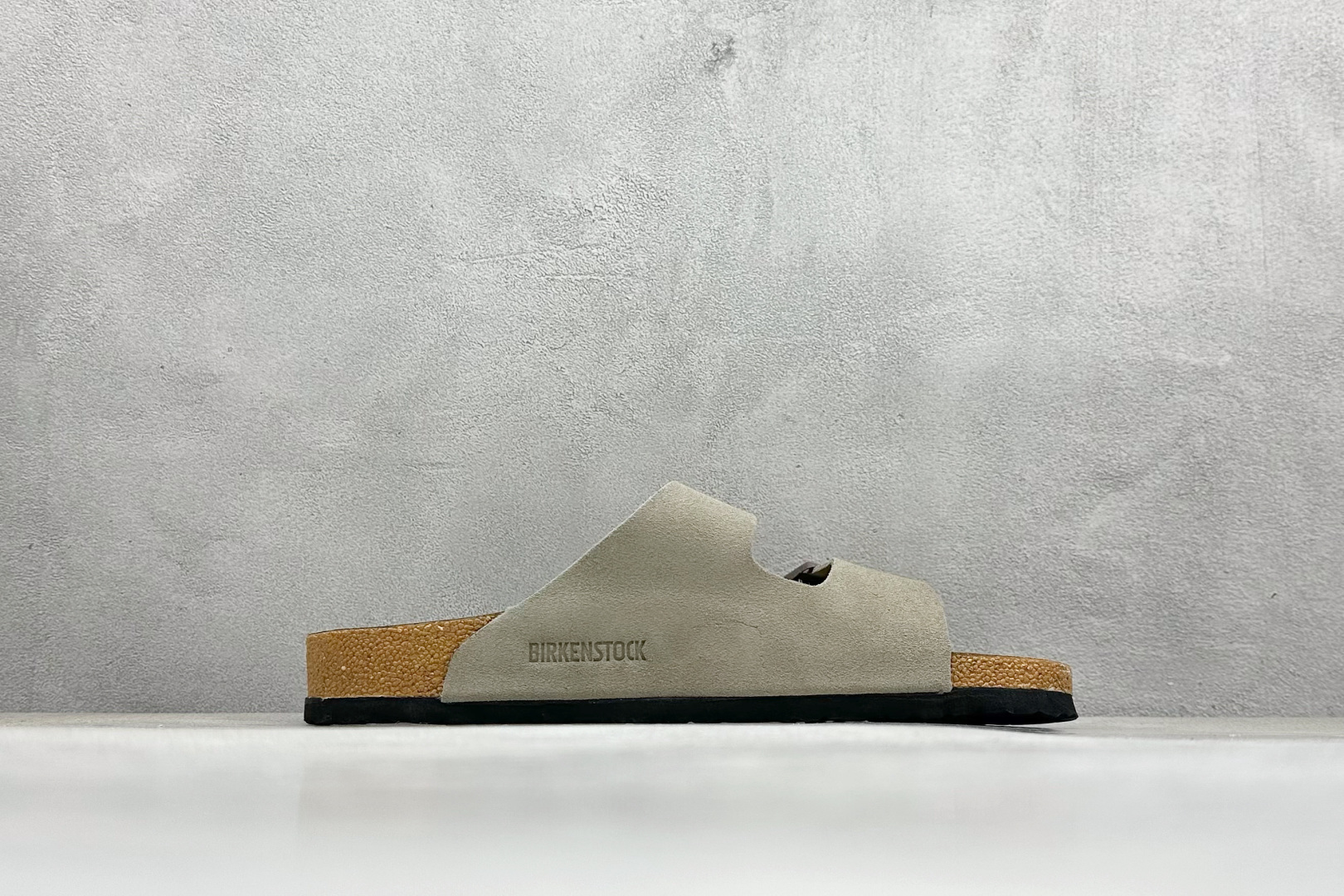 图片[2]-XL版Birkenstock London 博肯 二字拖 凉鞋后跟设计适应多种场景化穿搭出行 皮革绒面时尚休闲平底鞋 牛皮绒面革质地柔软 搭配可调节鞋扣提升穿着舒适度 人体工学设计分散脚部压力 保护脚踝 软木乳胶鞋床具有一定的收缩性 长时间穿着后能贴合脚型 尺码：36-44-选品中心