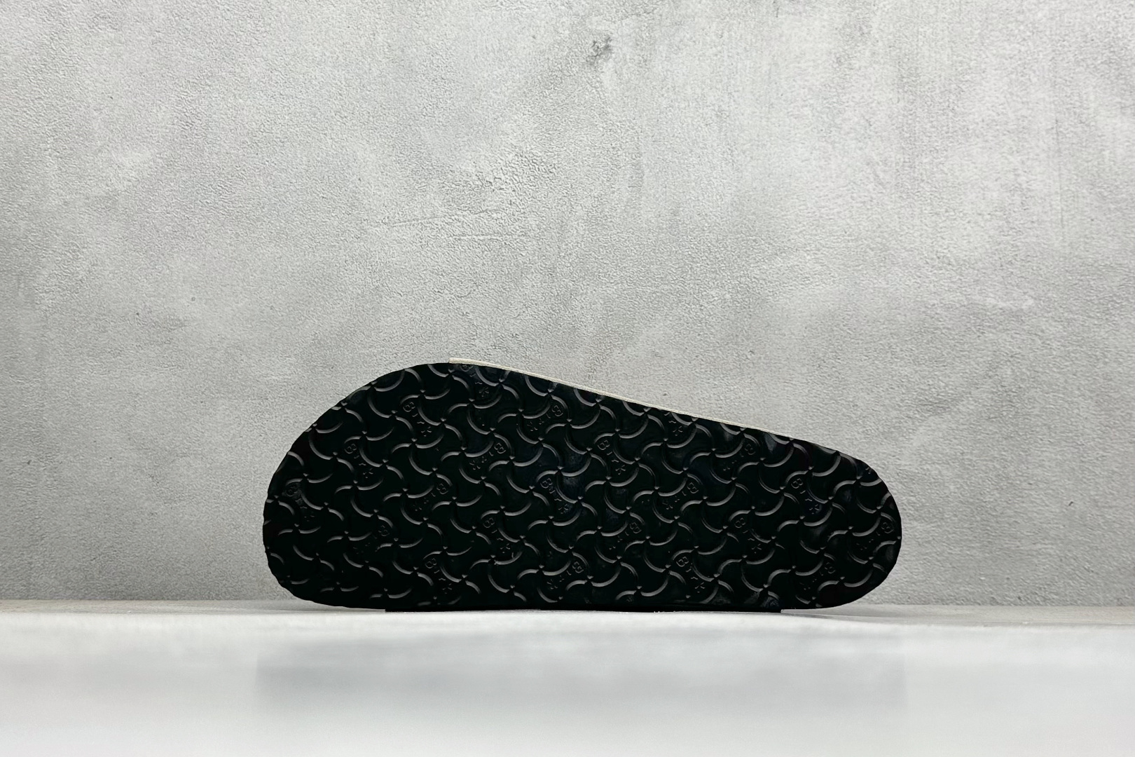 图片[4]-XL版Birkenstock London 博肯 二字拖 凉鞋后跟设计适应多种场景化穿搭出行 皮革绒面时尚休闲平底鞋 牛皮绒面革质地柔软 搭配可调节鞋扣提升穿着舒适度 人体工学设计分散脚部压力 保护脚踝 软木乳胶鞋床具有一定的收缩性 长时间穿着后能贴合脚型 尺码：36-44-选品中心