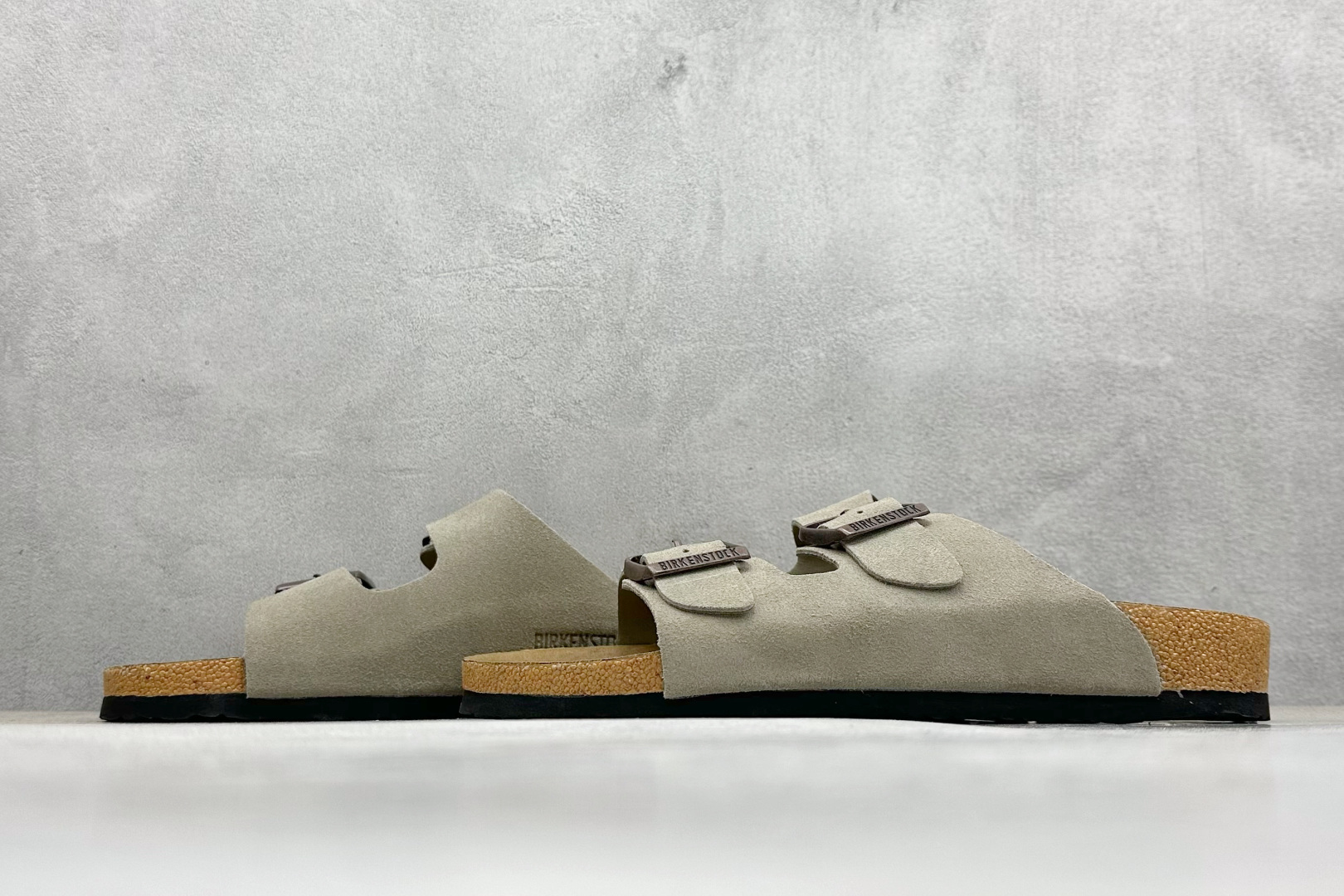 图片[5]-XL版Birkenstock London 博肯 二字拖 凉鞋后跟设计适应多种场景化穿搭出行 皮革绒面时尚休闲平底鞋 牛皮绒面革质地柔软 搭配可调节鞋扣提升穿着舒适度 人体工学设计分散脚部压力 保护脚踝 软木乳胶鞋床具有一定的收缩性 长时间穿着后能贴合脚型 尺码：36-44-选品中心