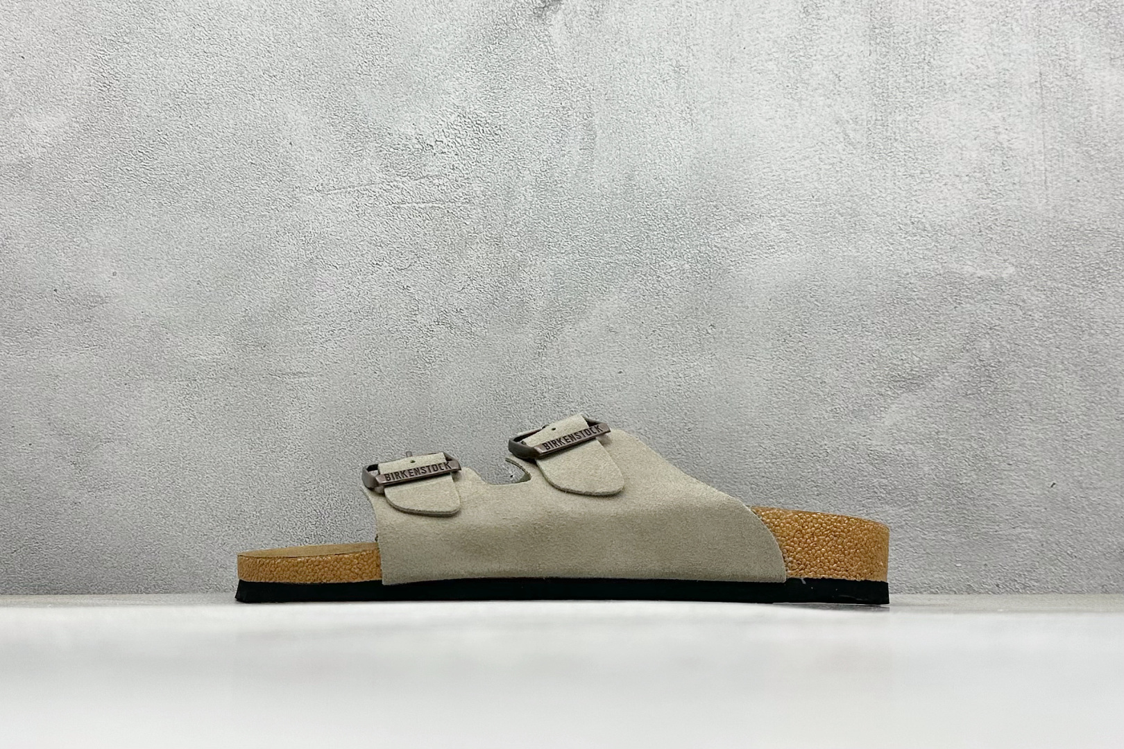 XL版Birkenstock London 博肯 二字拖 凉鞋后跟设计适应多种场景化穿搭出行 皮革绒面时尚休闲平底鞋 牛皮绒面革质地柔软 搭配可调节鞋扣提升穿着舒适度 人体工学设计分散脚部压力 保护脚踝 软木乳胶鞋床具有一定的收缩性 长时间穿着后能贴合脚型 尺码：36-44-选品中心