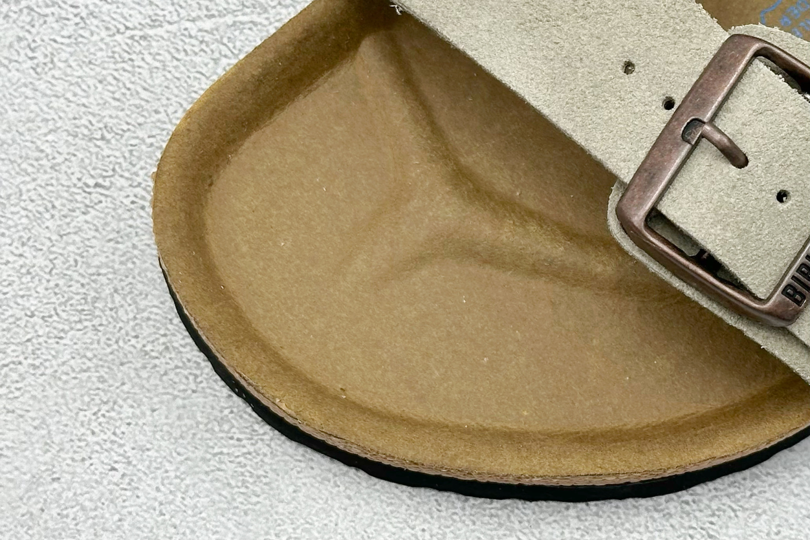 图片[7]-XL版Birkenstock London 博肯 二字拖 凉鞋后跟设计适应多种场景化穿搭出行 皮革绒面时尚休闲平底鞋 牛皮绒面革质地柔软 搭配可调节鞋扣提升穿着舒适度 人体工学设计分散脚部压力 保护脚踝 软木乳胶鞋床具有一定的收缩性 长时间穿着后能贴合脚型 尺码：36-44-选品中心