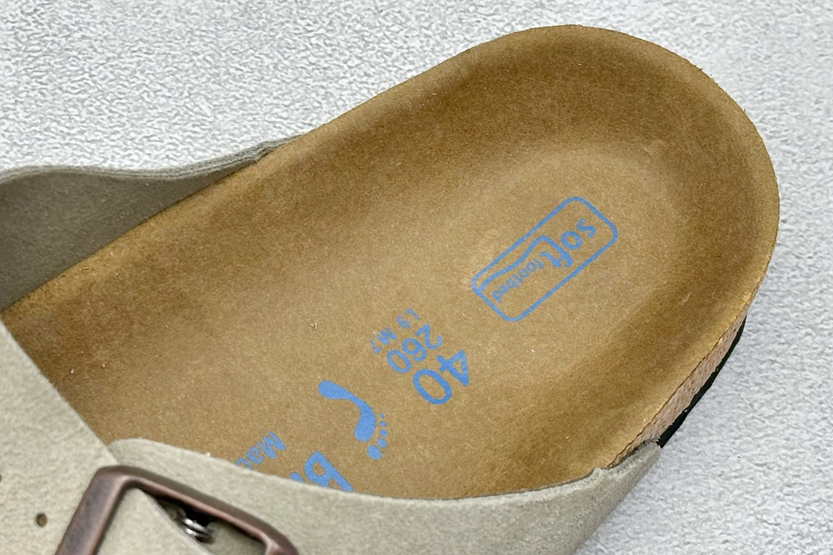 图片[8]-XL版Birkenstock London 博肯 二字拖 凉鞋后跟设计适应多种场景化穿搭出行 皮革绒面时尚休闲平底鞋 牛皮绒面革质地柔软 搭配可调节鞋扣提升穿着舒适度 人体工学设计分散脚部压力 保护脚踝 软木乳胶鞋床具有一定的收缩性 长时间穿着后能贴合脚型 尺码：36-44-选品中心