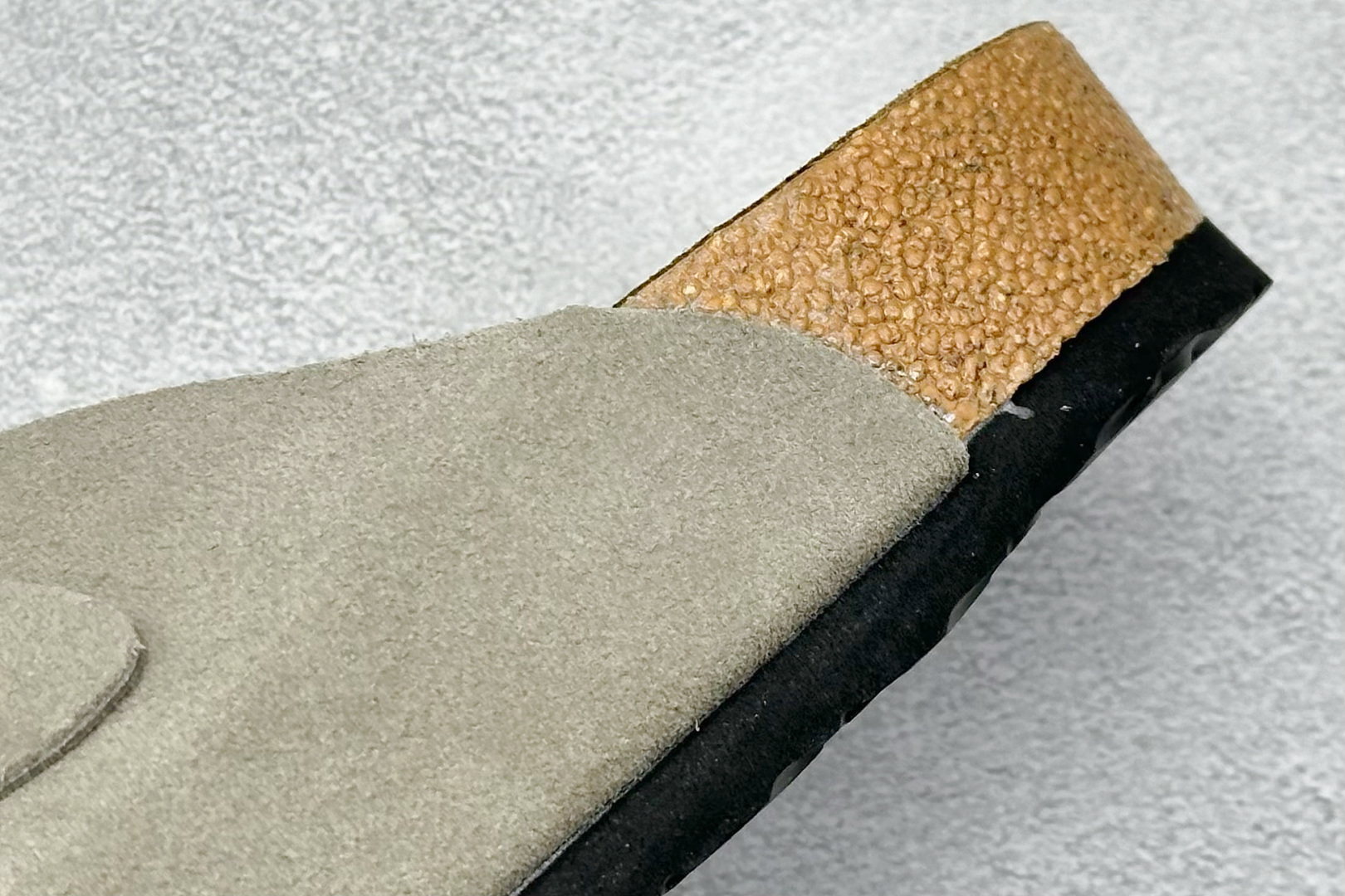 图片[9]-XL版Birkenstock London 博肯 二字拖 凉鞋后跟设计适应多种场景化穿搭出行 皮革绒面时尚休闲平底鞋 牛皮绒面革质地柔软 搭配可调节鞋扣提升穿着舒适度 人体工学设计分散脚部压力 保护脚踝 软木乳胶鞋床具有一定的收缩性 长时间穿着后能贴合脚型 尺码：36-44-选品中心