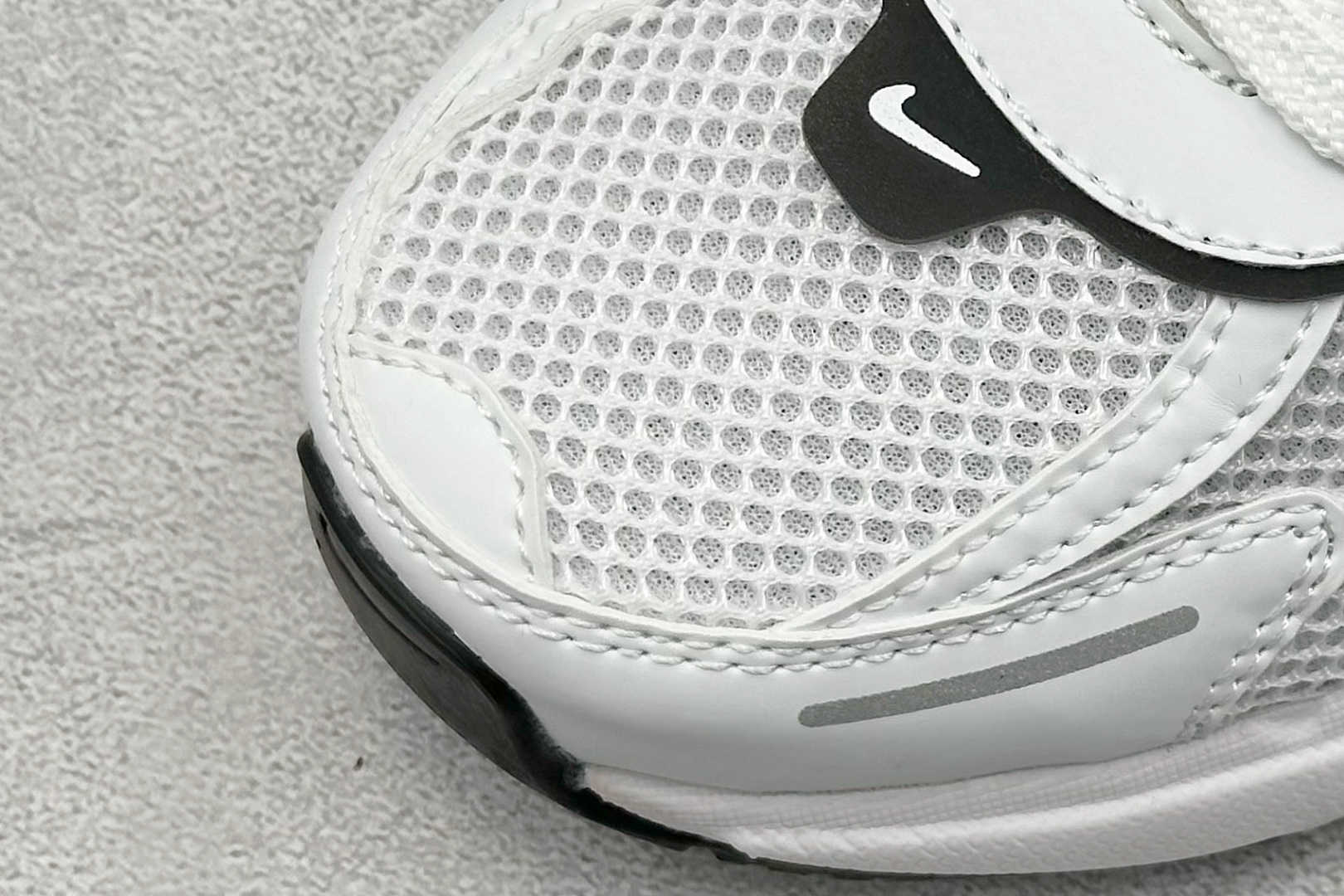 图片[7]-GS版 NK V2K Run 减震防滑复古低帮跑步鞋 材质上使用大面积网眼 皮革 TPU 组成 支撑和透气性肯定不错 中底处由 Cushlon 泡绵打造 保证在压马路时可以提供优秀脚感 并通过一手做旧氧化效果突出复古感 中底造型很容易让大家联想到巴黎世家3XL 增高效果同样不能忽视 货号：FD0736-002 尺码：36-45-选品中心