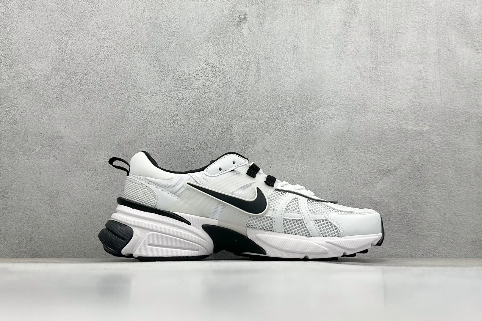 图片[2]-GS版 NK V2K Run 减震防滑复古低帮跑步鞋 材质上使用大面积网眼 皮革 TPU 组成 支撑和透气性肯定不错 中底处由 Cushlon 泡绵打造 保证在压马路时可以提供优秀脚感 并通过一手做旧氧化效果突出复古感 中底造型很容易让大家联想到巴黎世家3XL 增高效果同样不能忽视 货号：FD0736-002 尺码：36-45-选品中心