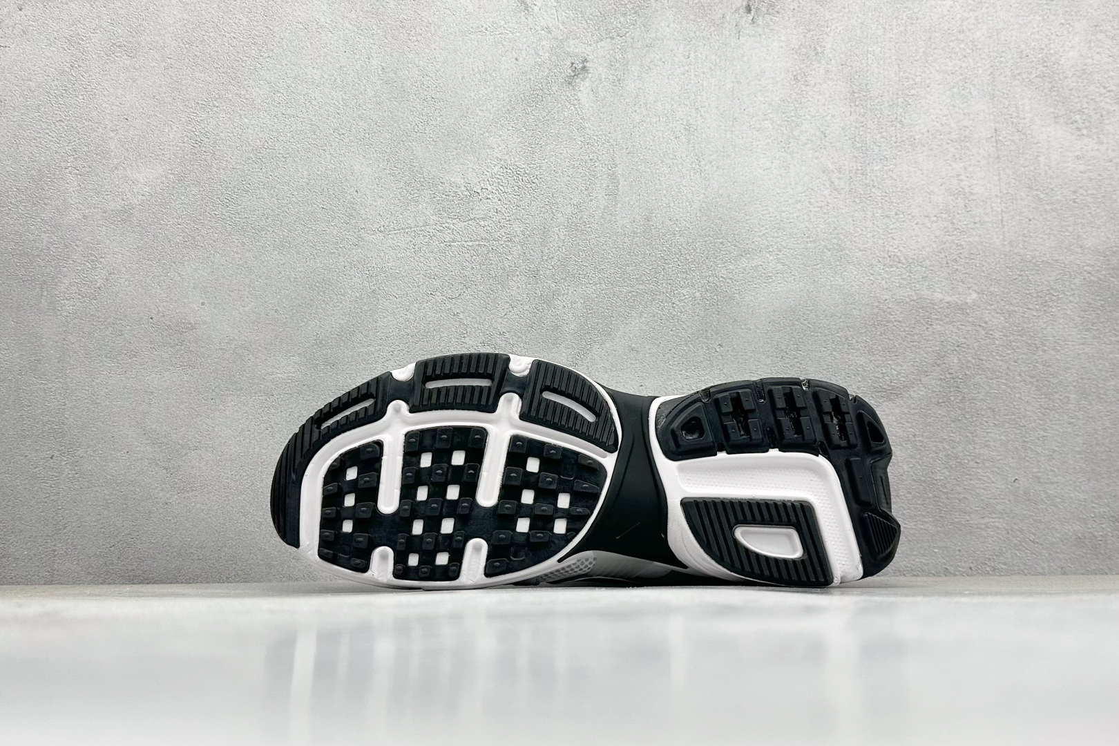 图片[4]-GS版 NK V2K Run 减震防滑复古低帮跑步鞋 材质上使用大面积网眼 皮革 TPU 组成 支撑和透气性肯定不错 中底处由 Cushlon 泡绵打造 保证在压马路时可以提供优秀脚感 并通过一手做旧氧化效果突出复古感 中底造型很容易让大家联想到巴黎世家3XL 增高效果同样不能忽视 货号：FD0736-002 尺码：36-45-选品中心