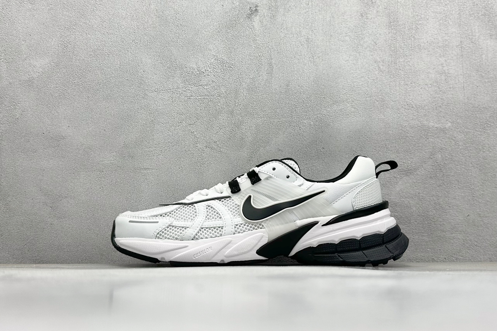 GS版 NK V2K Run 减震防滑复古低帮跑步鞋 材质上使用大面积网眼 皮革 TPU 组成 支撑和透气性肯定不错 中底处由 Cushlon 泡绵打造 保证在压马路时可以提供优秀脚感 并通过一手做旧氧化效果突出复古感 中底造型很容易让大家联想到巴黎世家3XL 增高效果同样不能忽视 货号：FD0736-002 尺码：36-45-选品中心