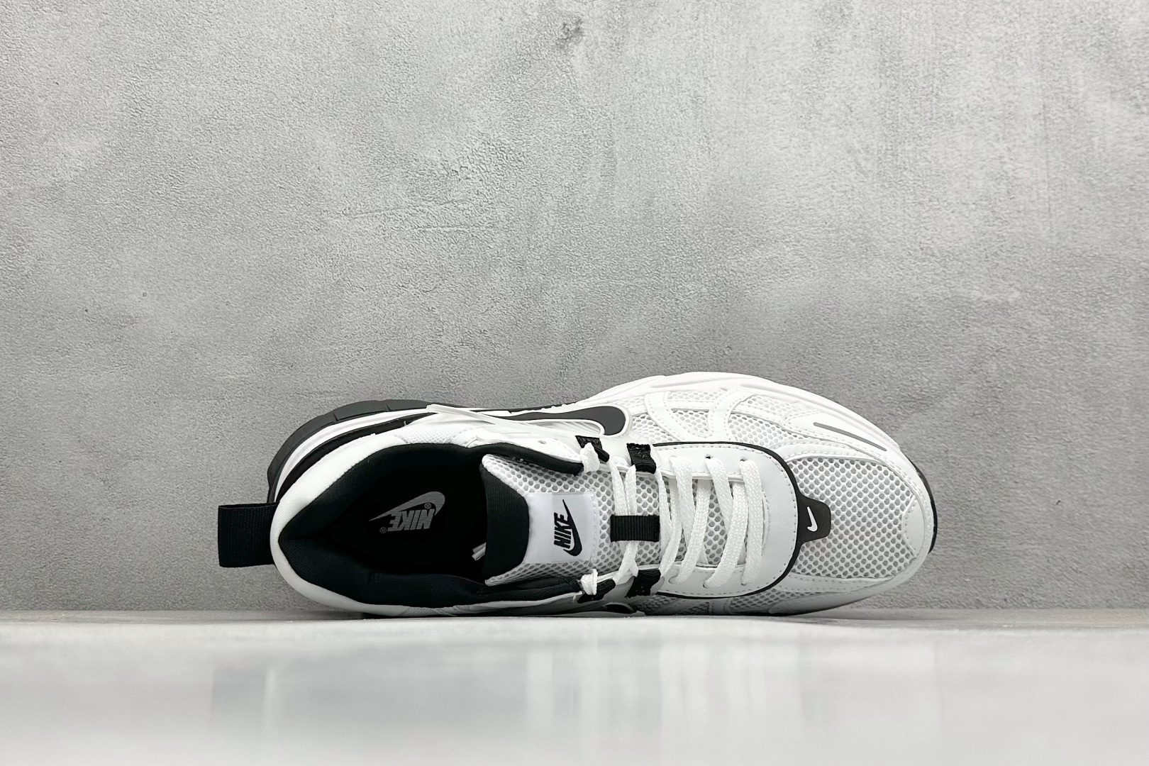 图片[3]-GS版 NK V2K Run 减震防滑复古低帮跑步鞋 材质上使用大面积网眼 皮革 TPU 组成 支撑和透气性肯定不错 中底处由 Cushlon 泡绵打造 保证在压马路时可以提供优秀脚感 并通过一手做旧氧化效果突出复古感 中底造型很容易让大家联想到巴黎世家3XL 增高效果同样不能忽视 货号：FD0736-002 尺码：36-45-选品中心