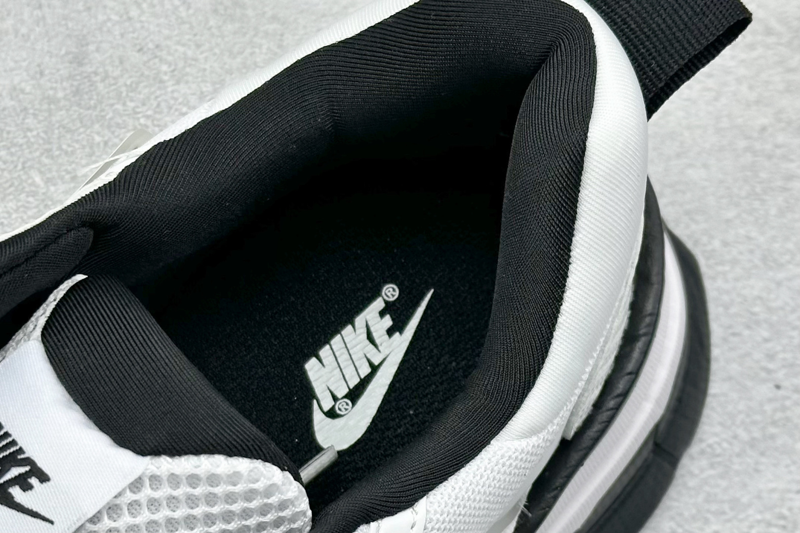 图片[8]-GS版 NK V2K Run 减震防滑复古低帮跑步鞋 材质上使用大面积网眼 皮革 TPU 组成 支撑和透气性肯定不错 中底处由 Cushlon 泡绵打造 保证在压马路时可以提供优秀脚感 并通过一手做旧氧化效果突出复古感 中底造型很容易让大家联想到巴黎世家3XL 增高效果同样不能忽视 货号：FD0736-002 尺码：36-45-选品中心