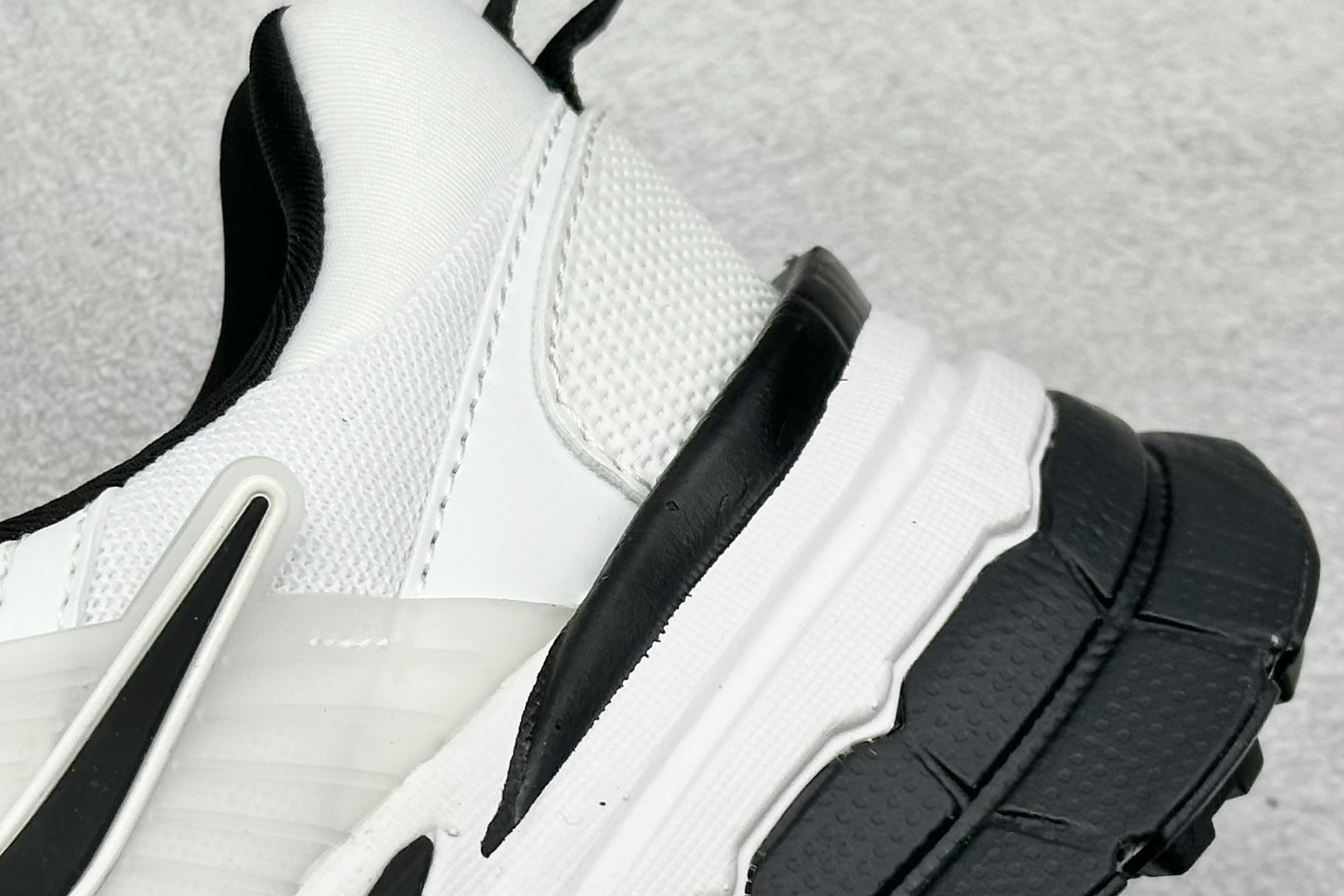 图片[9]-GS版 NK V2K Run 减震防滑复古低帮跑步鞋 材质上使用大面积网眼 皮革 TPU 组成 支撑和透气性肯定不错 中底处由 Cushlon 泡绵打造 保证在压马路时可以提供优秀脚感 并通过一手做旧氧化效果突出复古感 中底造型很容易让大家联想到巴黎世家3XL 增高效果同样不能忽视 货号：FD0736-002 尺码：36-45-选品中心