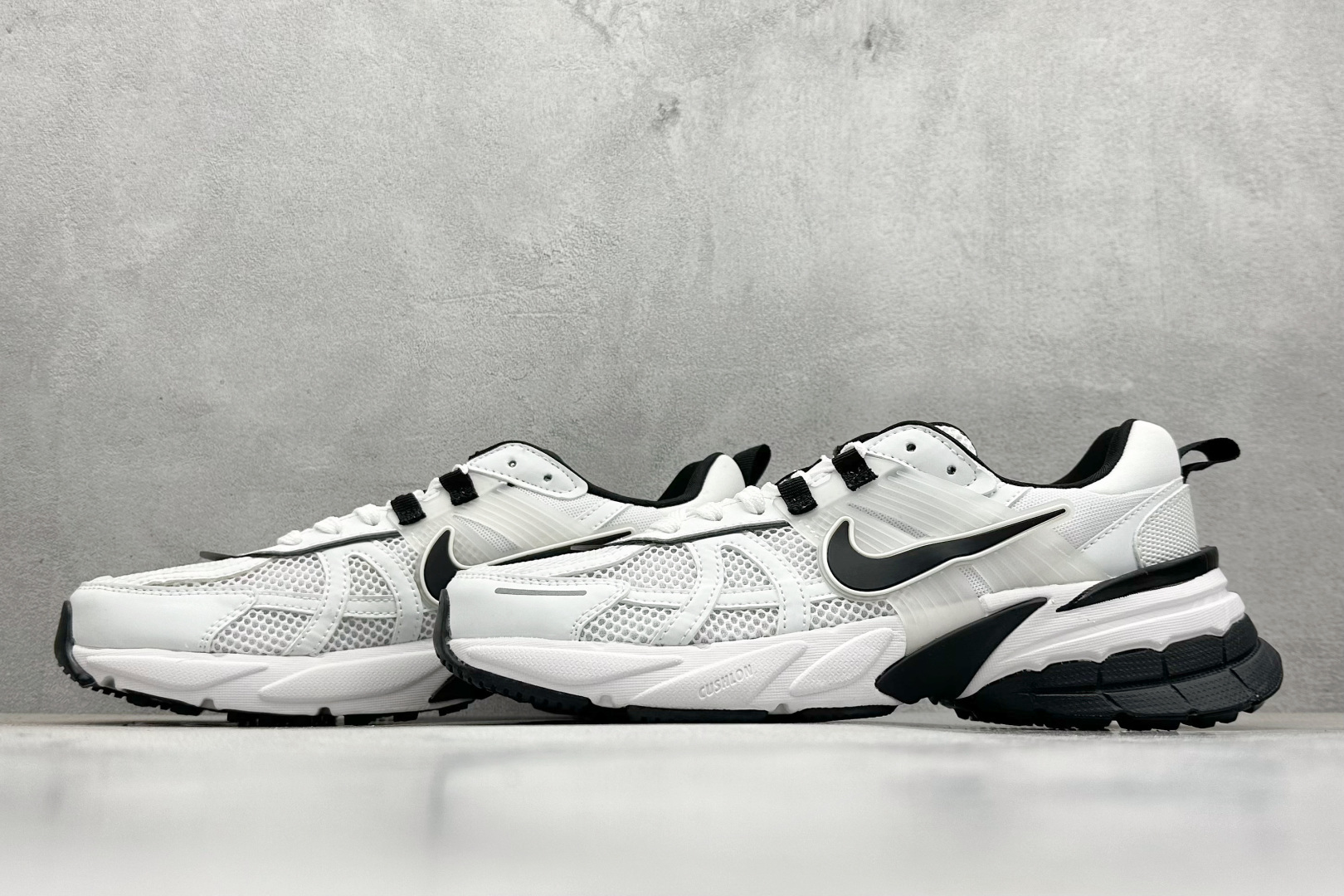 图片[5]-GS版 NK V2K Run 减震防滑复古低帮跑步鞋 材质上使用大面积网眼 皮革 TPU 组成 支撑和透气性肯定不错 中底处由 Cushlon 泡绵打造 保证在压马路时可以提供优秀脚感 并通过一手做旧氧化效果突出复古感 中底造型很容易让大家联想到巴黎世家3XL 增高效果同样不能忽视 货号：FD0736-002 尺码：36-45-选品中心