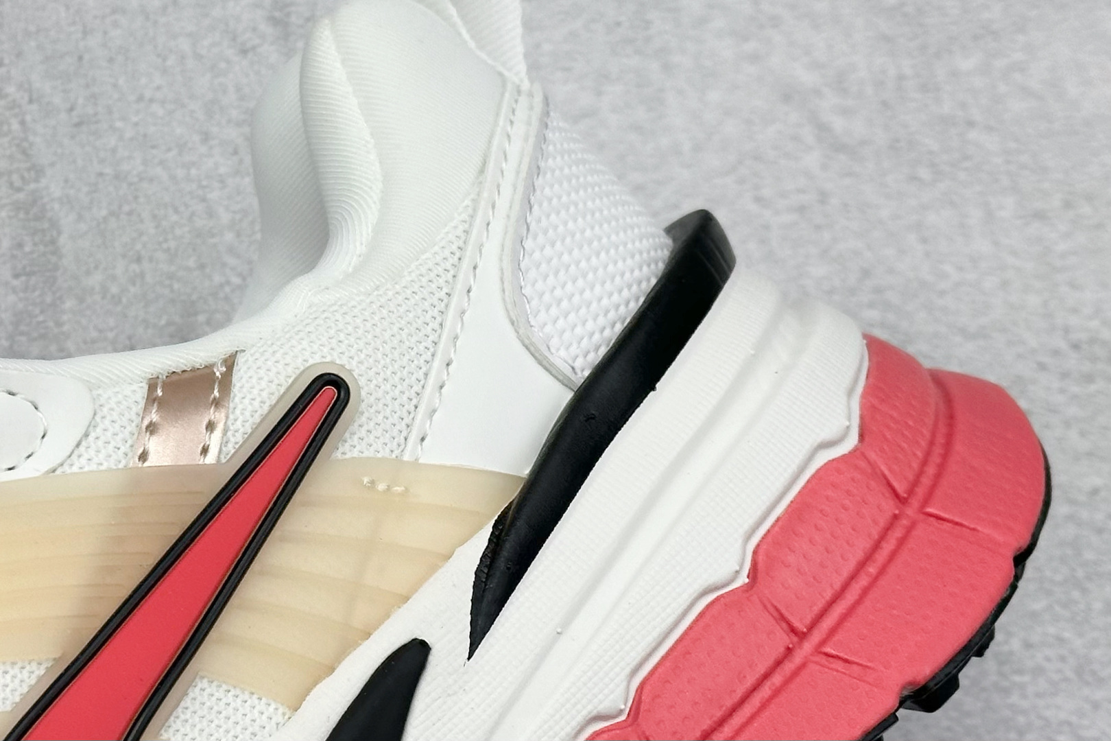 图片[9]-GS版 NK V2K Run 减震防滑复古低帮跑步鞋 材质上使用大面积网眼 皮革 TPU 组成 支撑和透气性肯定不错 中底处由 Cushlon 泡绵打造 保证在压马路时可以提供优秀脚感 并通过一手做旧氧化效果突出复古感 中底造型很容易让大家联想到巴黎世家3XL 增高效果同样不能忽视 货号：HJ7389-838 尺码：36-45-选品中心