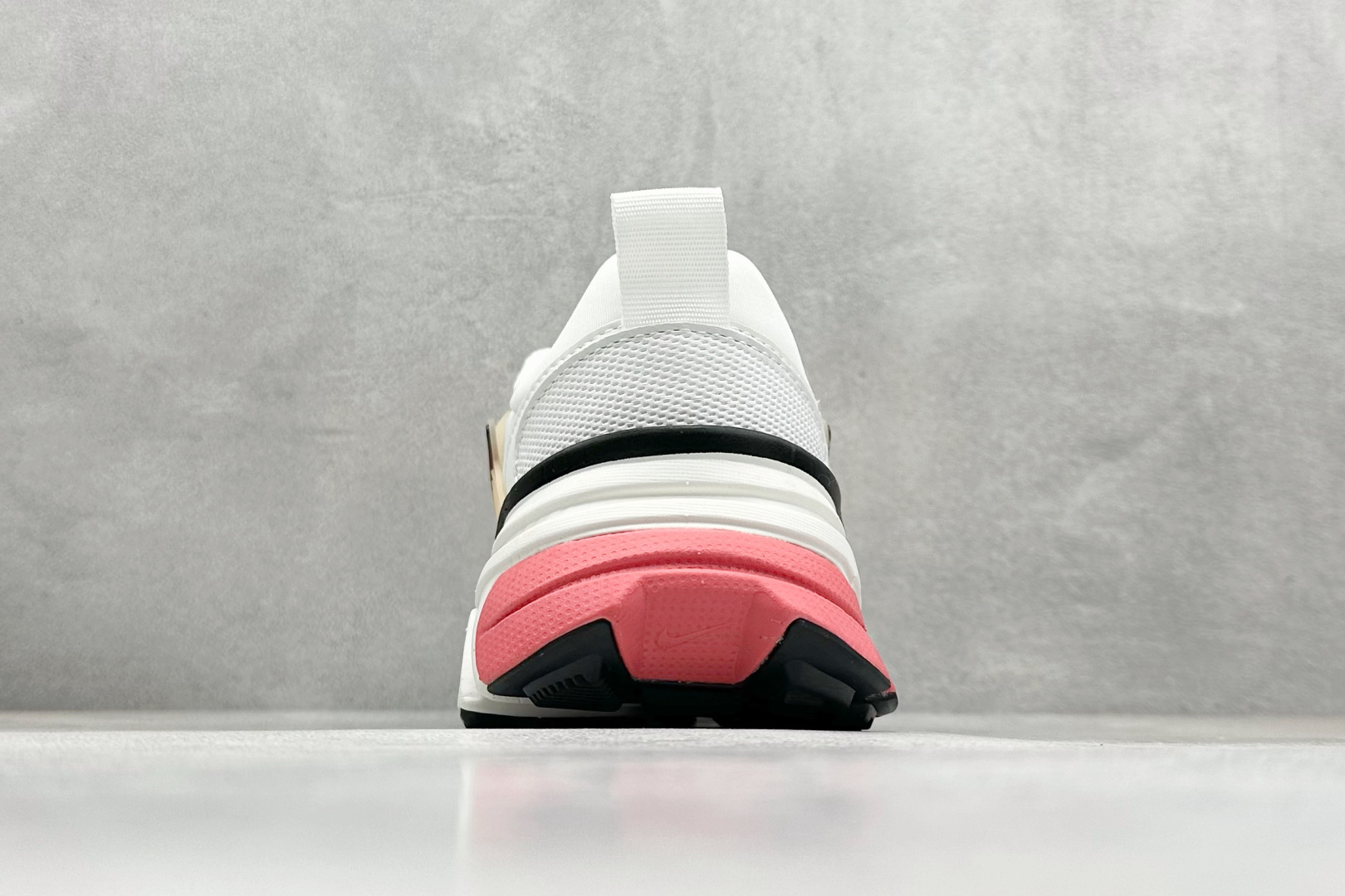 图片[6]-GS版 NK V2K Run 减震防滑复古低帮跑步鞋 材质上使用大面积网眼 皮革 TPU 组成 支撑和透气性肯定不错 中底处由 Cushlon 泡绵打造 保证在压马路时可以提供优秀脚感 并通过一手做旧氧化效果突出复古感 中底造型很容易让大家联想到巴黎世家3XL 增高效果同样不能忽视 货号：HJ7389-838 尺码：36-45-选品中心