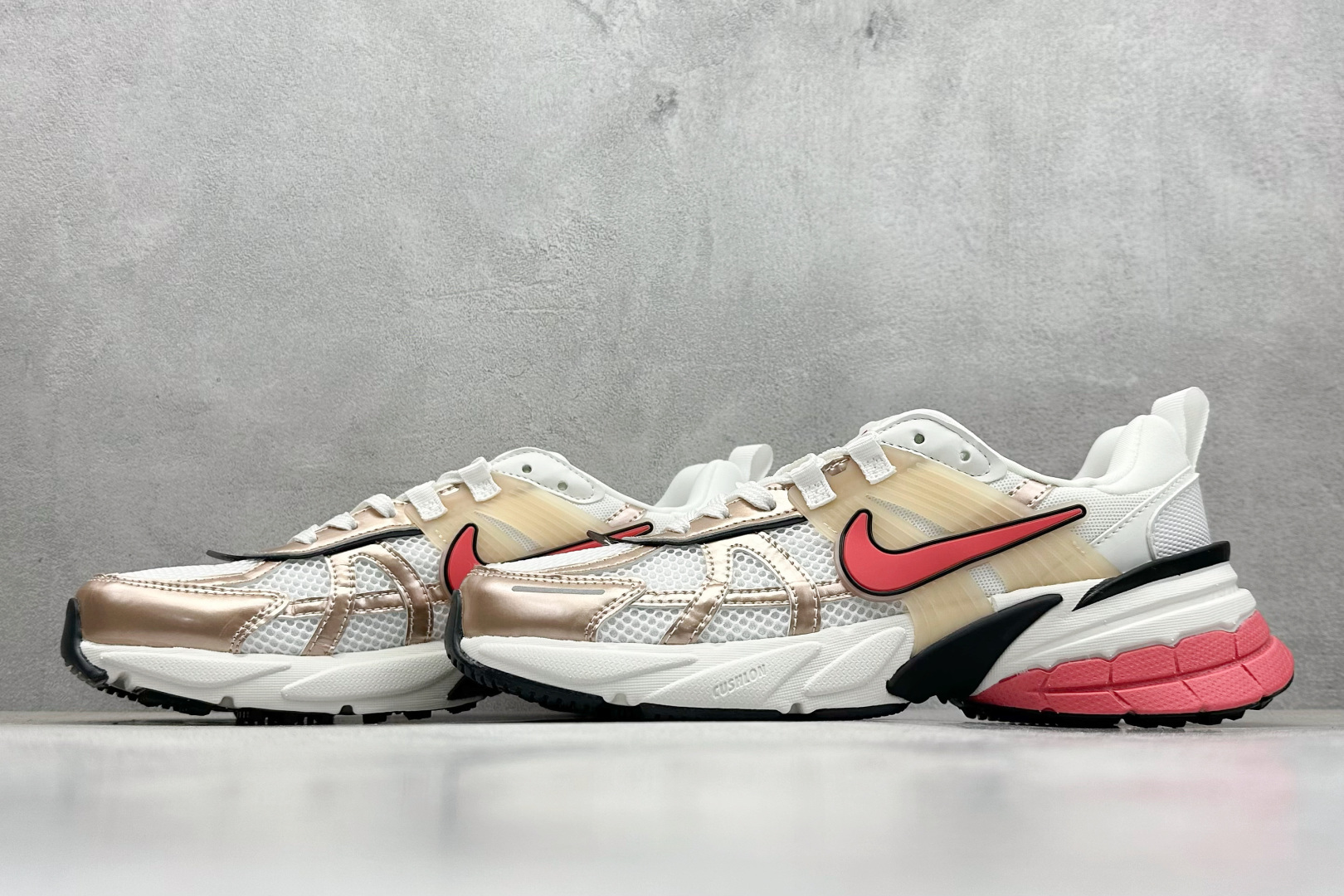 图片[5]-GS版 NK V2K Run 减震防滑复古低帮跑步鞋 材质上使用大面积网眼 皮革 TPU 组成 支撑和透气性肯定不错 中底处由 Cushlon 泡绵打造 保证在压马路时可以提供优秀脚感 并通过一手做旧氧化效果突出复古感 中底造型很容易让大家联想到巴黎世家3XL 增高效果同样不能忽视 货号：HJ7389-838 尺码：36-45-选品中心