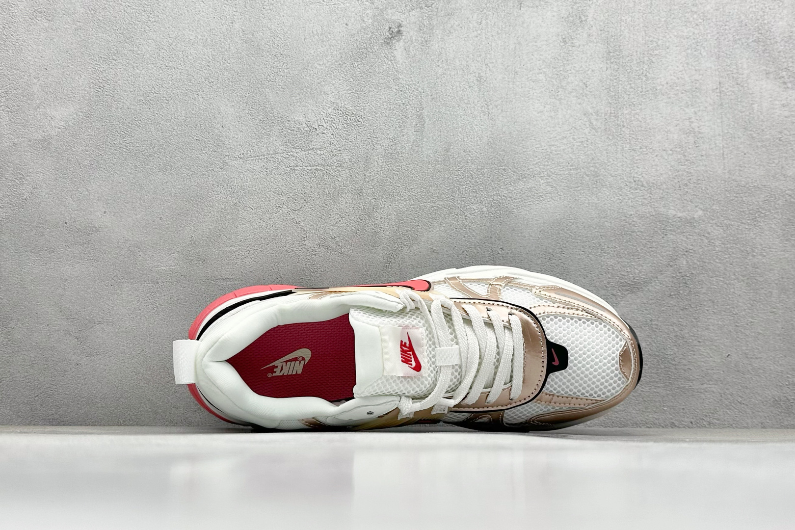 图片[3]-GS版 NK V2K Run 减震防滑复古低帮跑步鞋 材质上使用大面积网眼 皮革 TPU 组成 支撑和透气性肯定不错 中底处由 Cushlon 泡绵打造 保证在压马路时可以提供优秀脚感 并通过一手做旧氧化效果突出复古感 中底造型很容易让大家联想到巴黎世家3XL 增高效果同样不能忽视 货号：HJ7389-838 尺码：36-45-选品中心