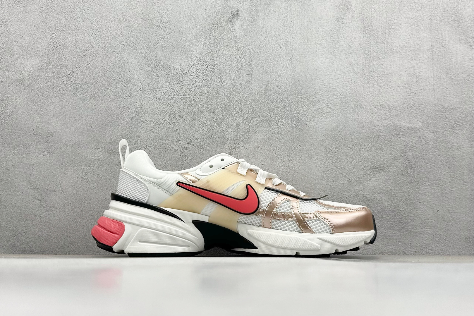 图片[2]-GS版 NK V2K Run 减震防滑复古低帮跑步鞋 材质上使用大面积网眼 皮革 TPU 组成 支撑和透气性肯定不错 中底处由 Cushlon 泡绵打造 保证在压马路时可以提供优秀脚感 并通过一手做旧氧化效果突出复古感 中底造型很容易让大家联想到巴黎世家3XL 增高效果同样不能忽视 货号：HJ7389-838 尺码：36-45-选品中心