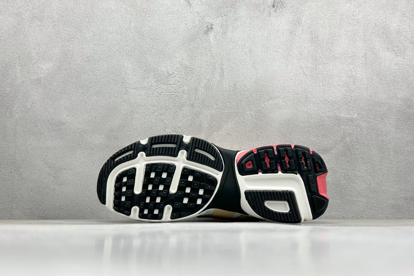 图片[4]-GS版 NK V2K Run 减震防滑复古低帮跑步鞋 材质上使用大面积网眼 皮革 TPU 组成 支撑和透气性肯定不错 中底处由 Cushlon 泡绵打造 保证在压马路时可以提供优秀脚感 并通过一手做旧氧化效果突出复古感 中底造型很容易让大家联想到巴黎世家3XL 增高效果同样不能忽视 货号：HJ7389-838 尺码：36-45-选品中心