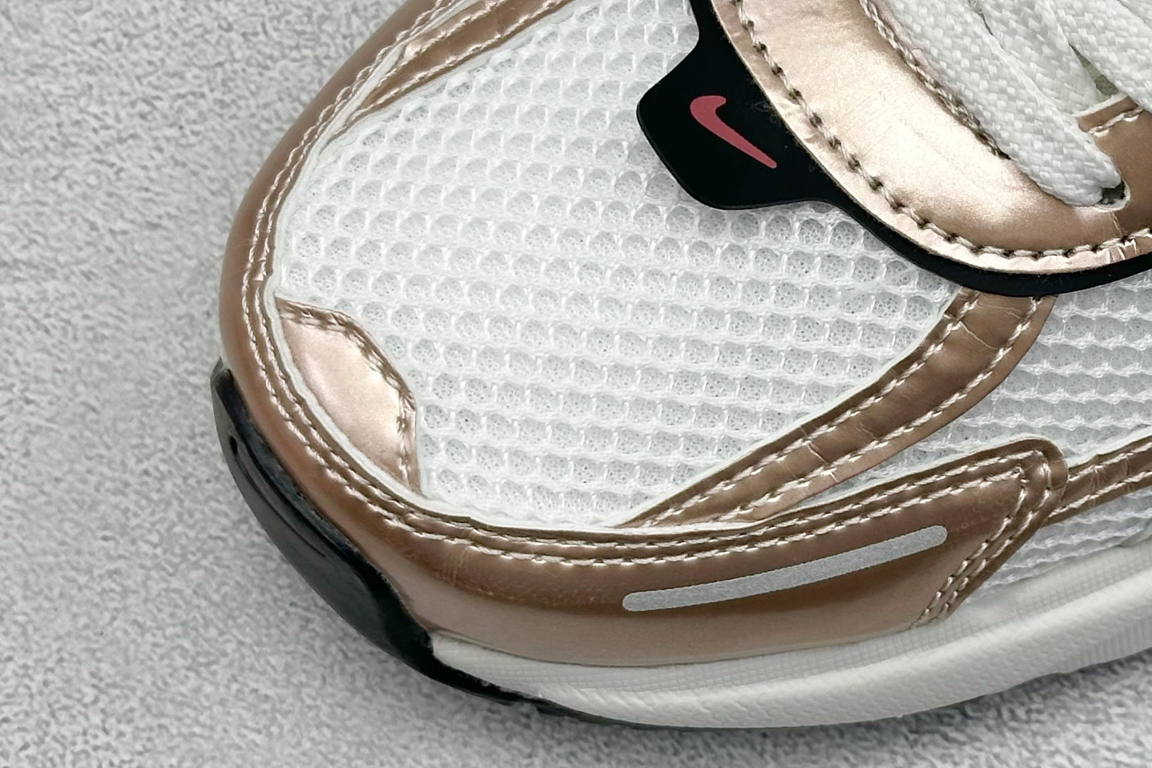 图片[7]-GS版 NK V2K Run 减震防滑复古低帮跑步鞋 材质上使用大面积网眼 皮革 TPU 组成 支撑和透气性肯定不错 中底处由 Cushlon 泡绵打造 保证在压马路时可以提供优秀脚感 并通过一手做旧氧化效果突出复古感 中底造型很容易让大家联想到巴黎世家3XL 增高效果同样不能忽视 货号：HJ7389-838 尺码：36-45-选品中心