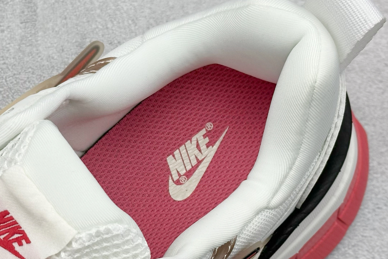 图片[8]-GS版 NK V2K Run 减震防滑复古低帮跑步鞋 材质上使用大面积网眼 皮革 TPU 组成 支撑和透气性肯定不错 中底处由 Cushlon 泡绵打造 保证在压马路时可以提供优秀脚感 并通过一手做旧氧化效果突出复古感 中底造型很容易让大家联想到巴黎世家3XL 增高效果同样不能忽视 货号：HJ7389-838 尺码：36-45-选品中心