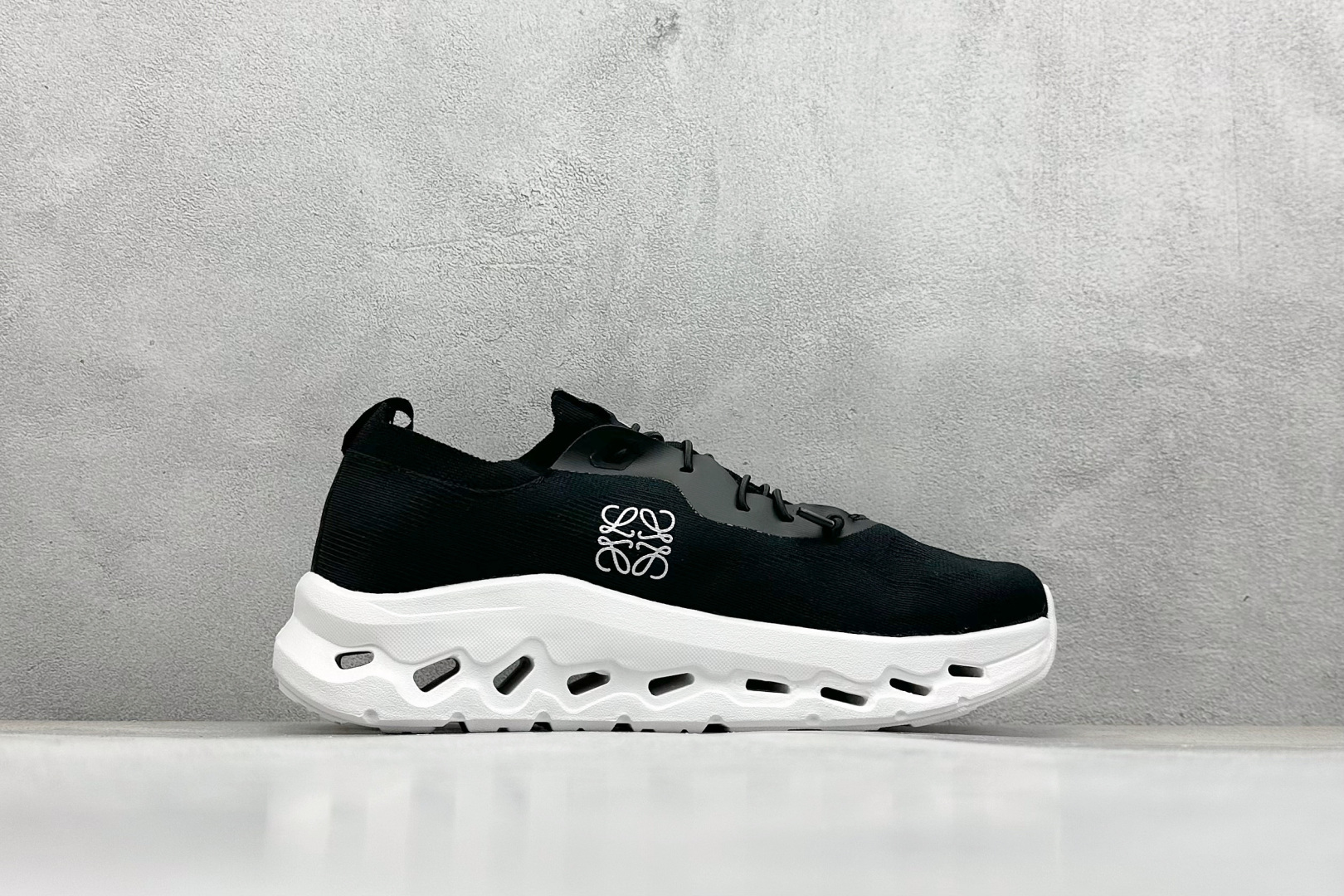 图片[2]-XD版Loewe x On昂跑Cloudtilt 罗意威 联名轻量运动休闲鞋 脚感很舒服，鞋底柔软且包裹性好，上脚显腿长，不用系鞋带很方便～ 不管休闲还是运动都很百搭。 尺码：36-45-选品中心