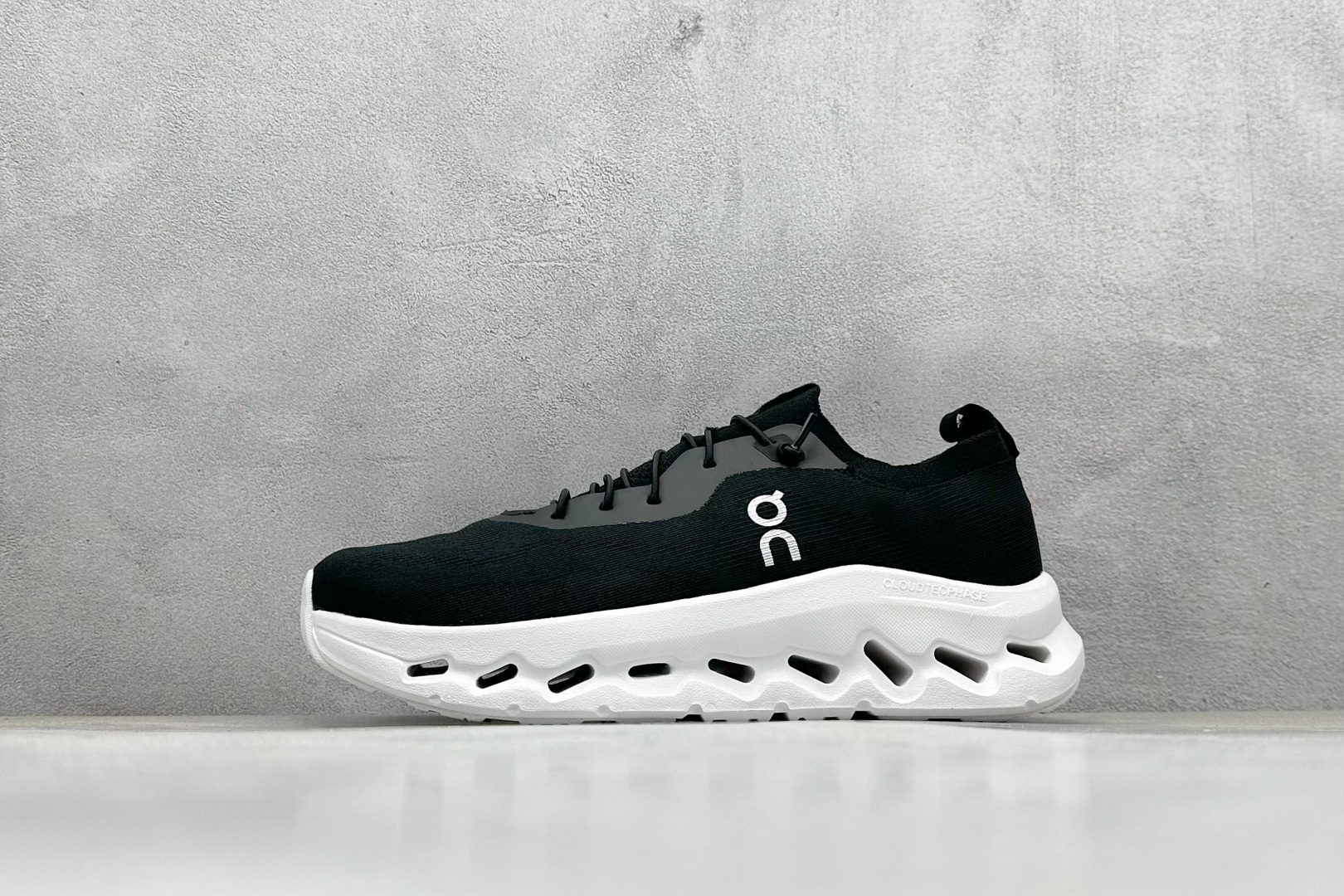 XD版Loewe x On昂跑Cloudtilt 罗意威 联名轻量运动休闲鞋 脚感很舒服，鞋底柔软且包裹性好，上脚显腿长，不用系鞋带很方便～ 不管休闲还是运动都很百搭。 尺码：36-45-选品中心