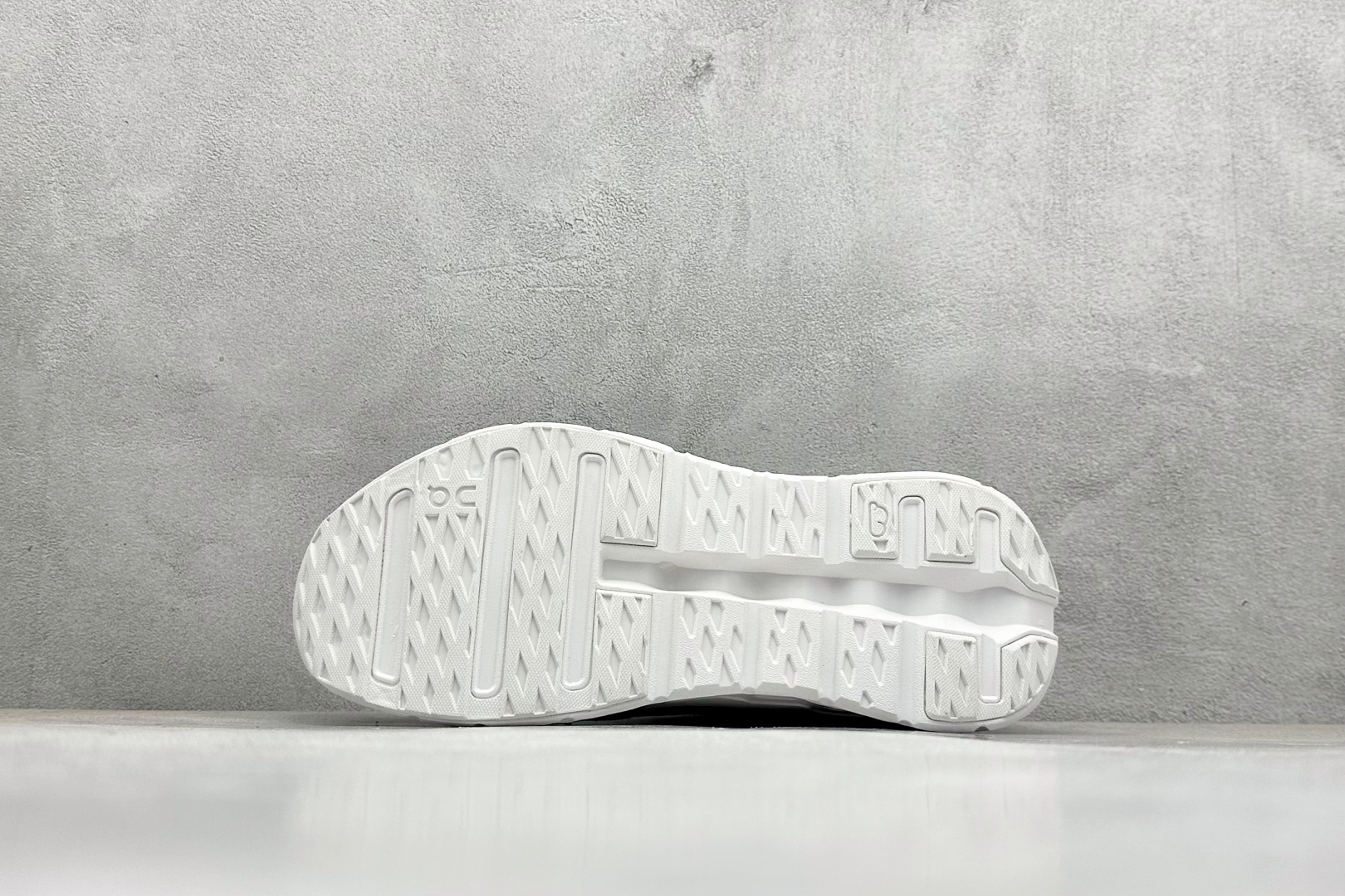 图片[4]-XD版Loewe x On昂跑Cloudtilt 罗意威 联名轻量运动休闲鞋 脚感很舒服，鞋底柔软且包裹性好，上脚显腿长，不用系鞋带很方便～ 不管休闲还是运动都很百搭。 尺码：36-45-选品中心