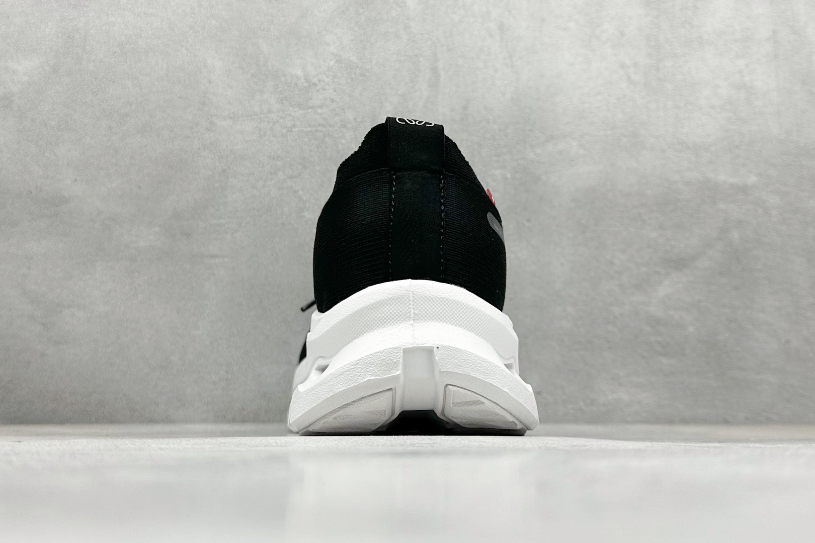 图片[6]-XD版Loewe x On昂跑Cloudtilt 罗意威 联名轻量运动休闲鞋 脚感很舒服，鞋底柔软且包裹性好，上脚显腿长，不用系鞋带很方便～ 不管休闲还是运动都很百搭。 尺码：36-45-选品中心