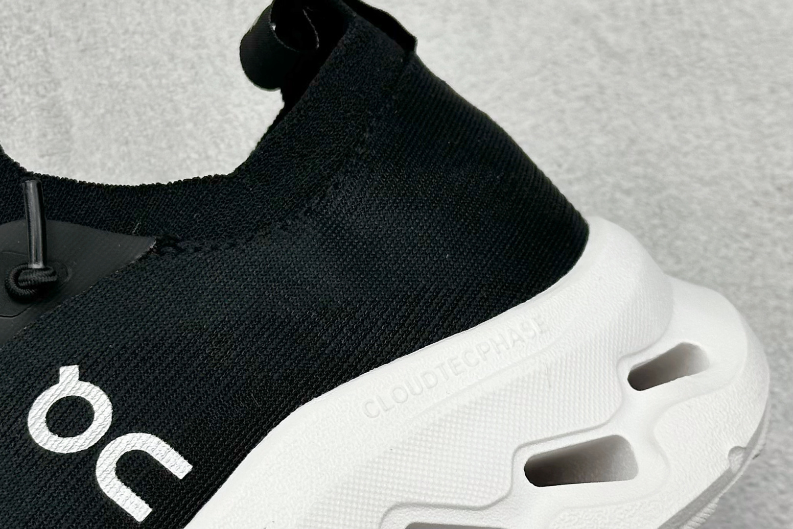 图片[9]-XD版Loewe x On昂跑Cloudtilt 罗意威 联名轻量运动休闲鞋 脚感很舒服，鞋底柔软且包裹性好，上脚显腿长，不用系鞋带很方便～ 不管休闲还是运动都很百搭。 尺码：36-45-选品中心