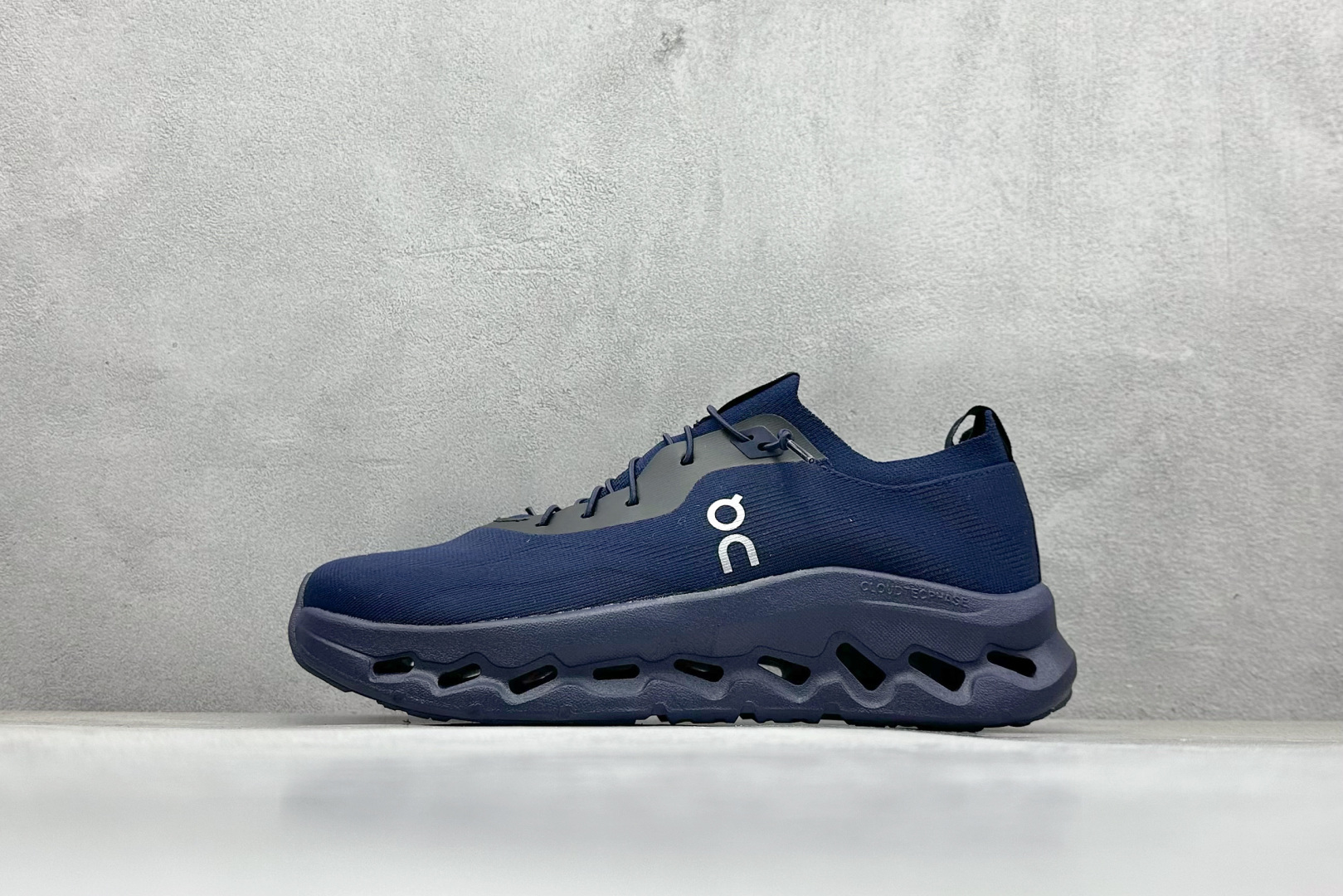 XD版Loewe x On昂跑Cloudtilt 罗意威 联名轻量运动休闲鞋 脚感很舒服，鞋底柔软且包裹性好，上脚显腿长，不用系鞋带很方便～ 不管休闲还是运动都很百搭。 尺码：36-45-选品中心