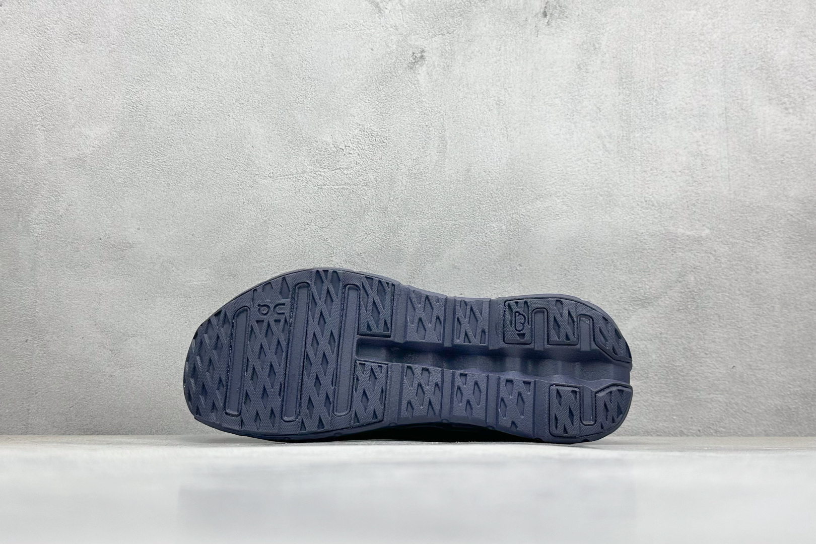 图片[4]-XD版Loewe x On昂跑Cloudtilt 罗意威 联名轻量运动休闲鞋 脚感很舒服，鞋底柔软且包裹性好，上脚显腿长，不用系鞋带很方便～ 不管休闲还是运动都很百搭。 尺码：36-45-选品中心