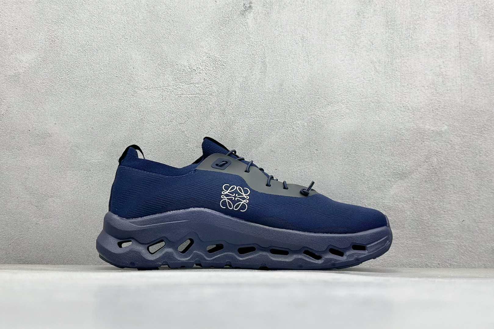 图片[2]-XD版Loewe x On昂跑Cloudtilt 罗意威 联名轻量运动休闲鞋 脚感很舒服，鞋底柔软且包裹性好，上脚显腿长，不用系鞋带很方便～ 不管休闲还是运动都很百搭。 尺码：36-45-选品中心