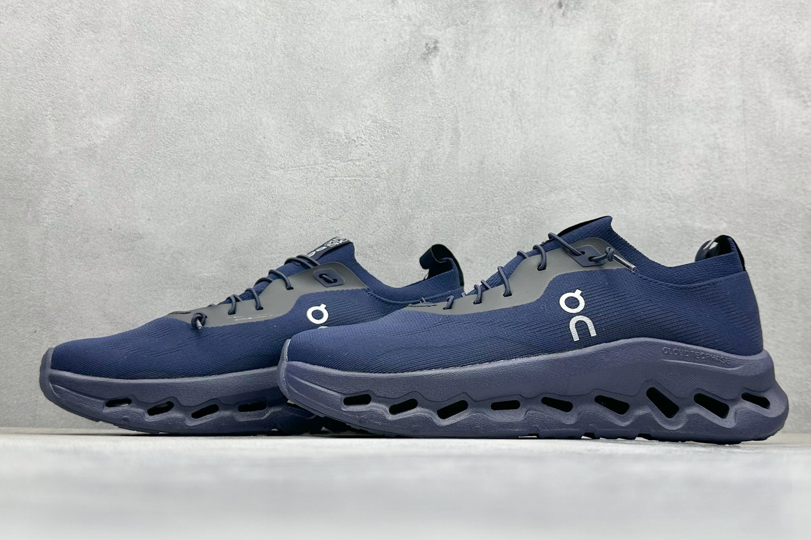 图片[5]-XD版Loewe x On昂跑Cloudtilt 罗意威 联名轻量运动休闲鞋 脚感很舒服，鞋底柔软且包裹性好，上脚显腿长，不用系鞋带很方便～ 不管休闲还是运动都很百搭。 尺码：36-45-选品中心