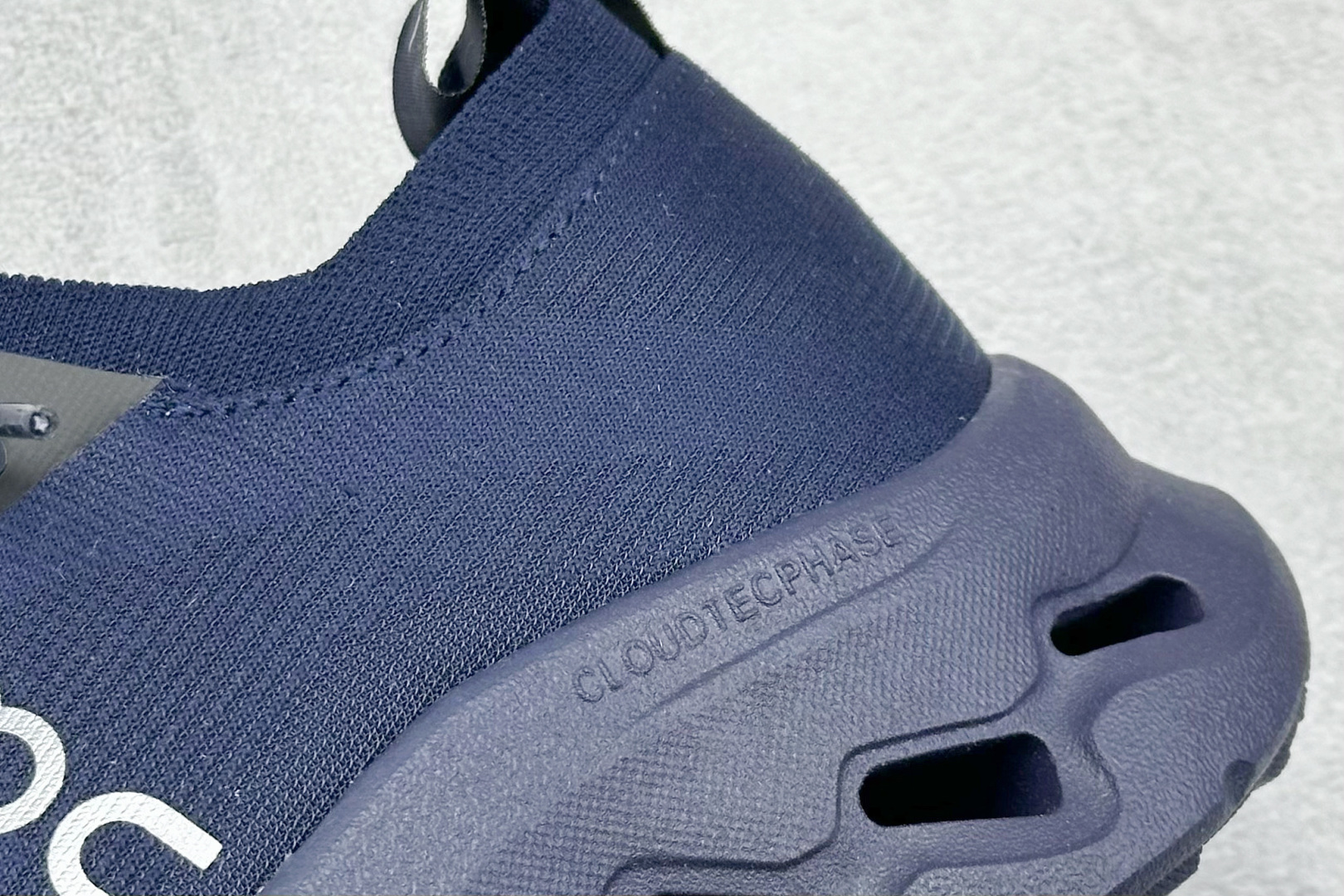 图片[9]-XD版Loewe x On昂跑Cloudtilt 罗意威 联名轻量运动休闲鞋 脚感很舒服，鞋底柔软且包裹性好，上脚显腿长，不用系鞋带很方便～ 不管休闲还是运动都很百搭。 尺码：36-45-选品中心