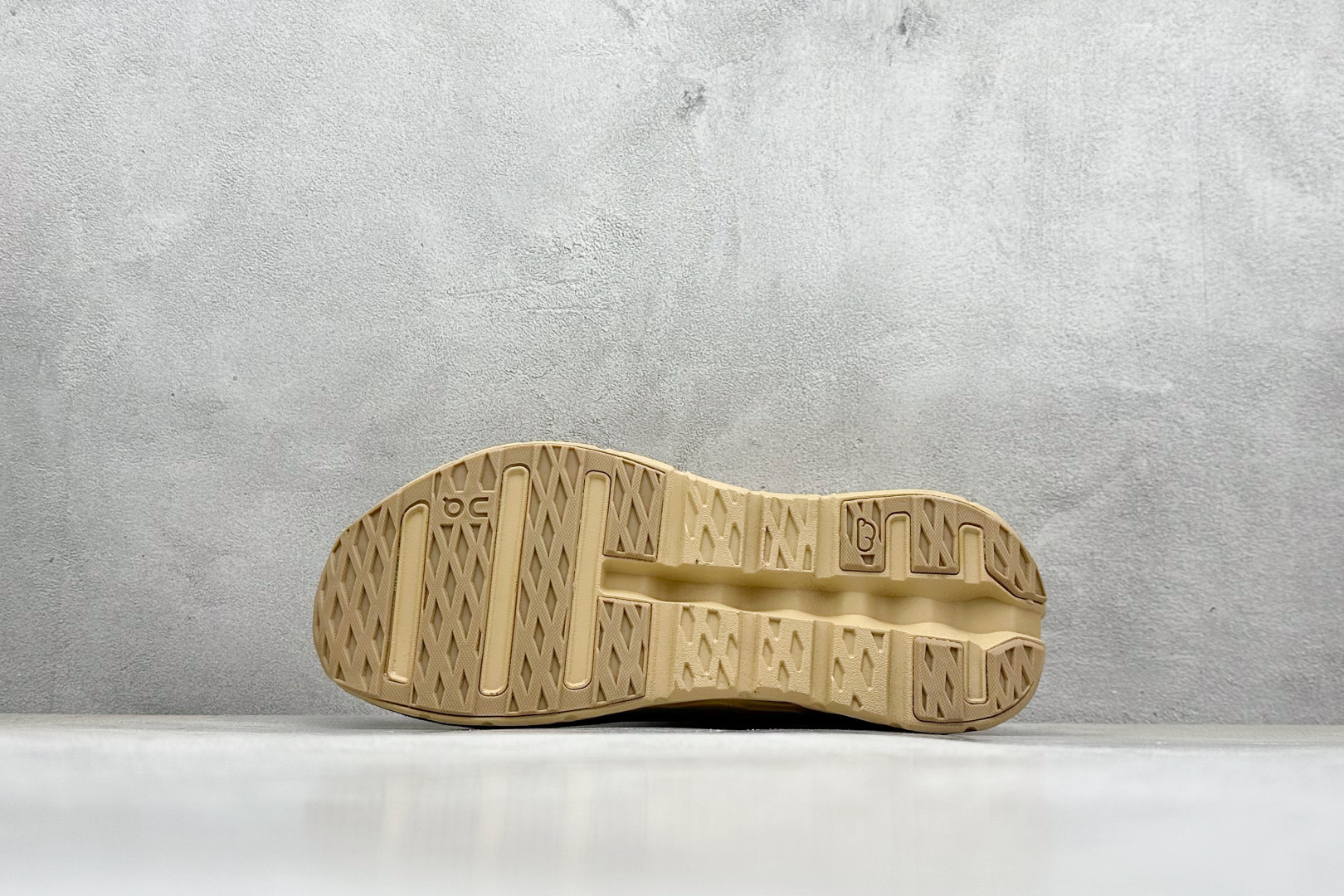 图片[4]-XD版Loewe x On昂跑Cloudtilt 罗意威 联名轻量运动休闲鞋 脚感很舒服，鞋底柔软且包裹性好，上脚显腿长，不用系鞋带很方便～ 不管休闲还是运动都很百搭。 尺码：36-45-选品中心