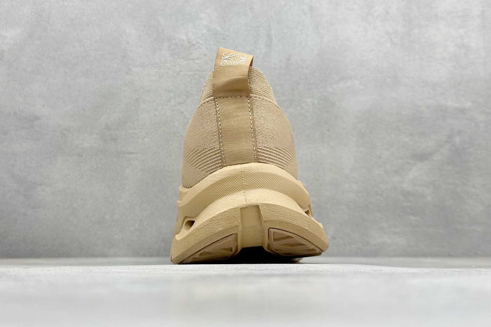 图片[6]-XD版Loewe x On昂跑Cloudtilt 罗意威 联名轻量运动休闲鞋 脚感很舒服，鞋底柔软且包裹性好，上脚显腿长，不用系鞋带很方便～ 不管休闲还是运动都很百搭。 尺码：36-45-选品中心