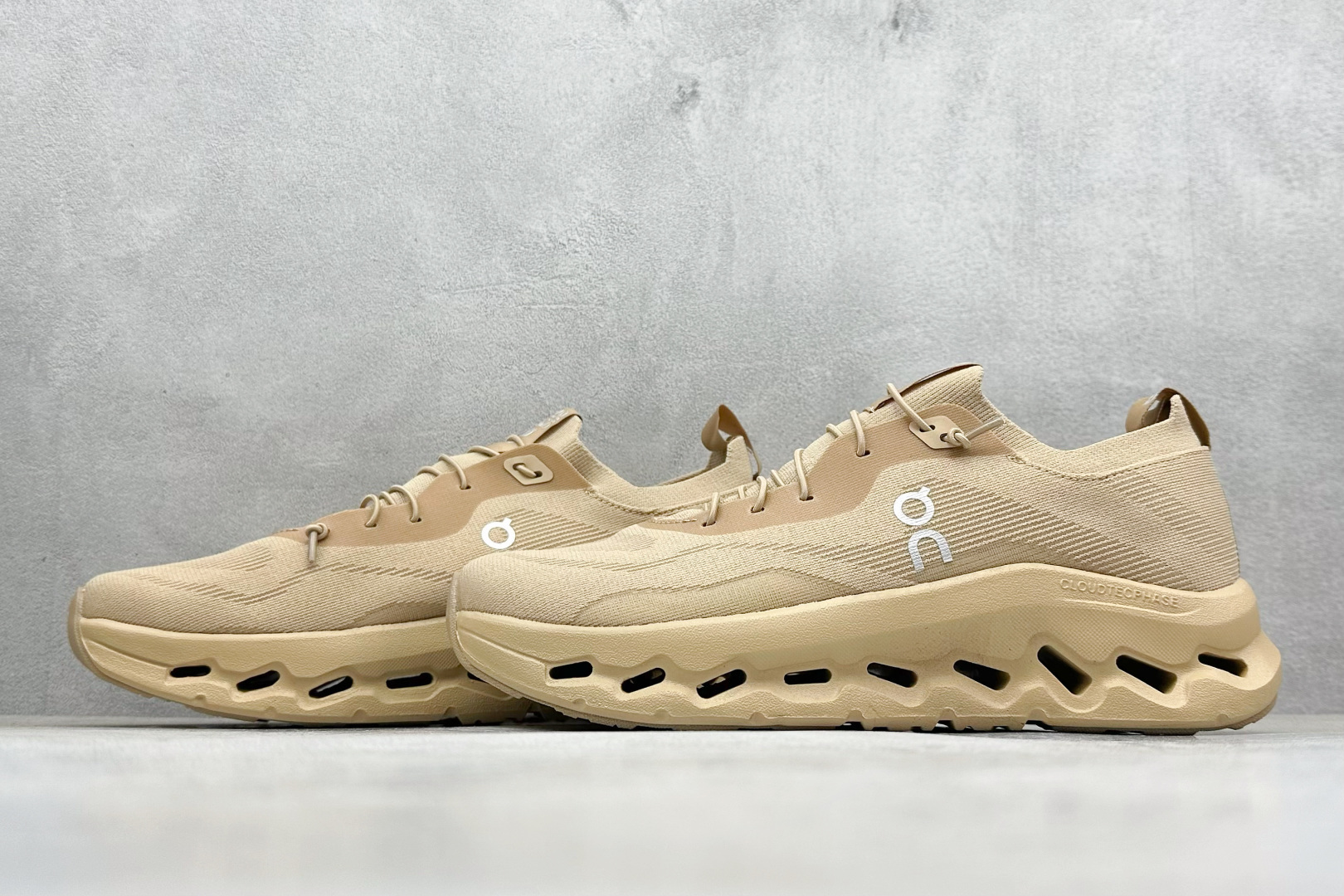 图片[5]-XD版Loewe x On昂跑Cloudtilt 罗意威 联名轻量运动休闲鞋 脚感很舒服，鞋底柔软且包裹性好，上脚显腿长，不用系鞋带很方便～ 不管休闲还是运动都很百搭。 尺码：36-45-选品中心