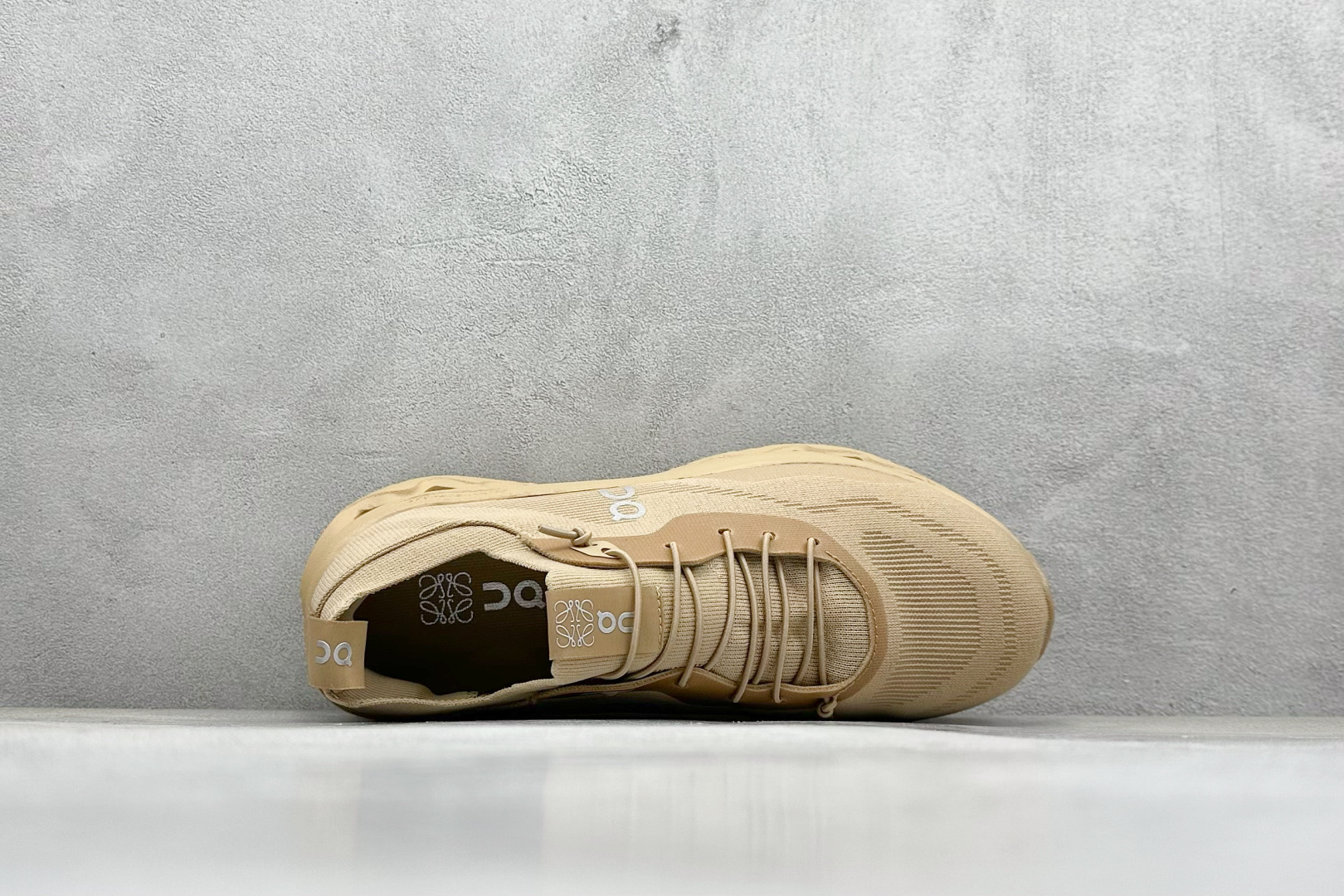 图片[3]-XD版Loewe x On昂跑Cloudtilt 罗意威 联名轻量运动休闲鞋 脚感很舒服，鞋底柔软且包裹性好，上脚显腿长，不用系鞋带很方便～ 不管休闲还是运动都很百搭。 尺码：36-45-选品中心