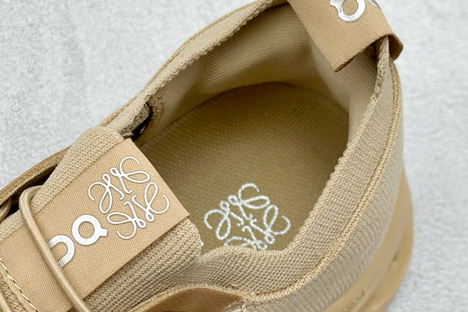 图片[8]-XD版Loewe x On昂跑Cloudtilt 罗意威 联名轻量运动休闲鞋 脚感很舒服，鞋底柔软且包裹性好，上脚显腿长，不用系鞋带很方便～ 不管休闲还是运动都很百搭。 尺码：36-45-选品中心