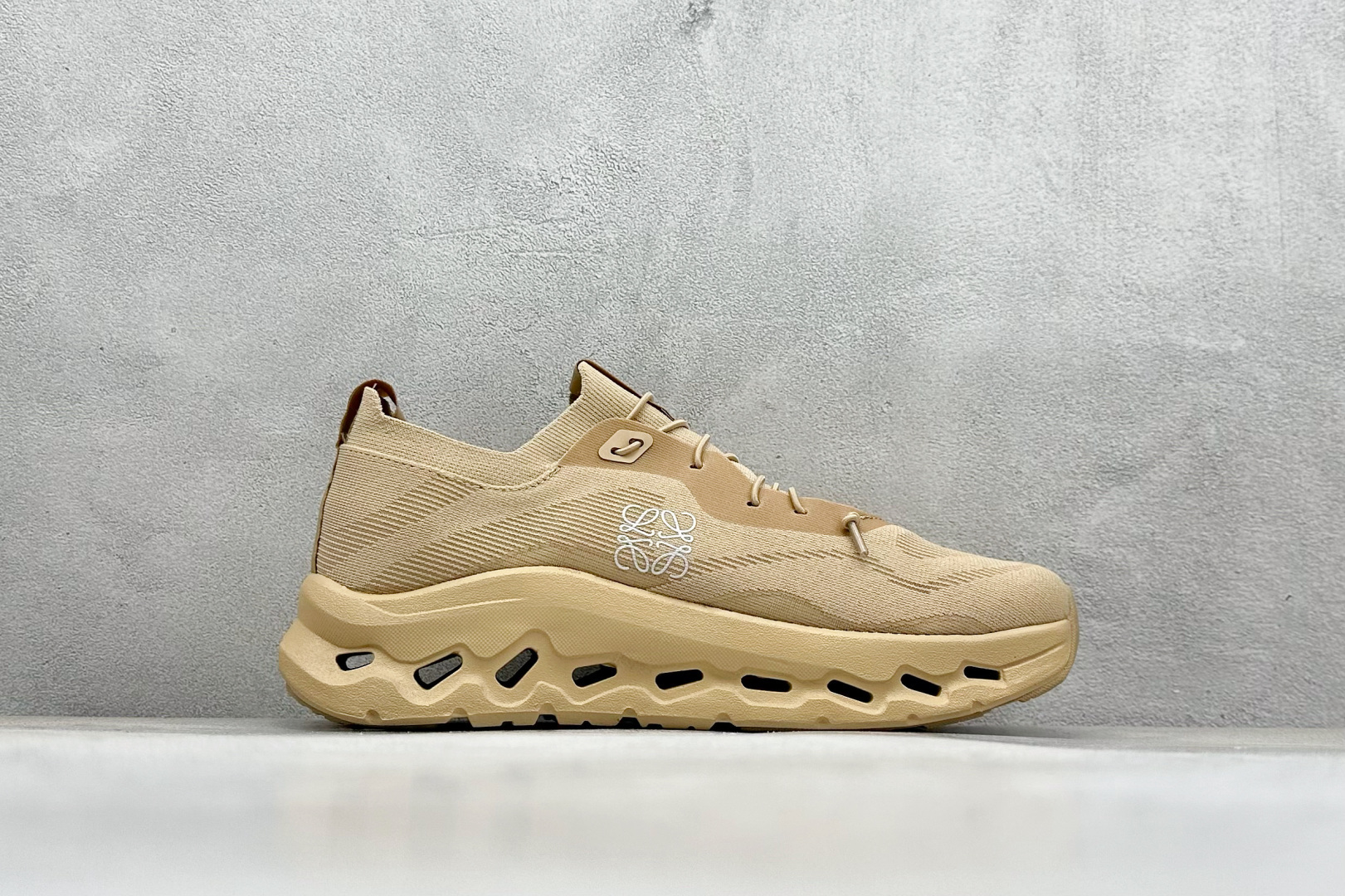 图片[2]-XD版Loewe x On昂跑Cloudtilt 罗意威 联名轻量运动休闲鞋 脚感很舒服，鞋底柔软且包裹性好，上脚显腿长，不用系鞋带很方便～ 不管休闲还是运动都很百搭。 尺码：36-45-选品中心