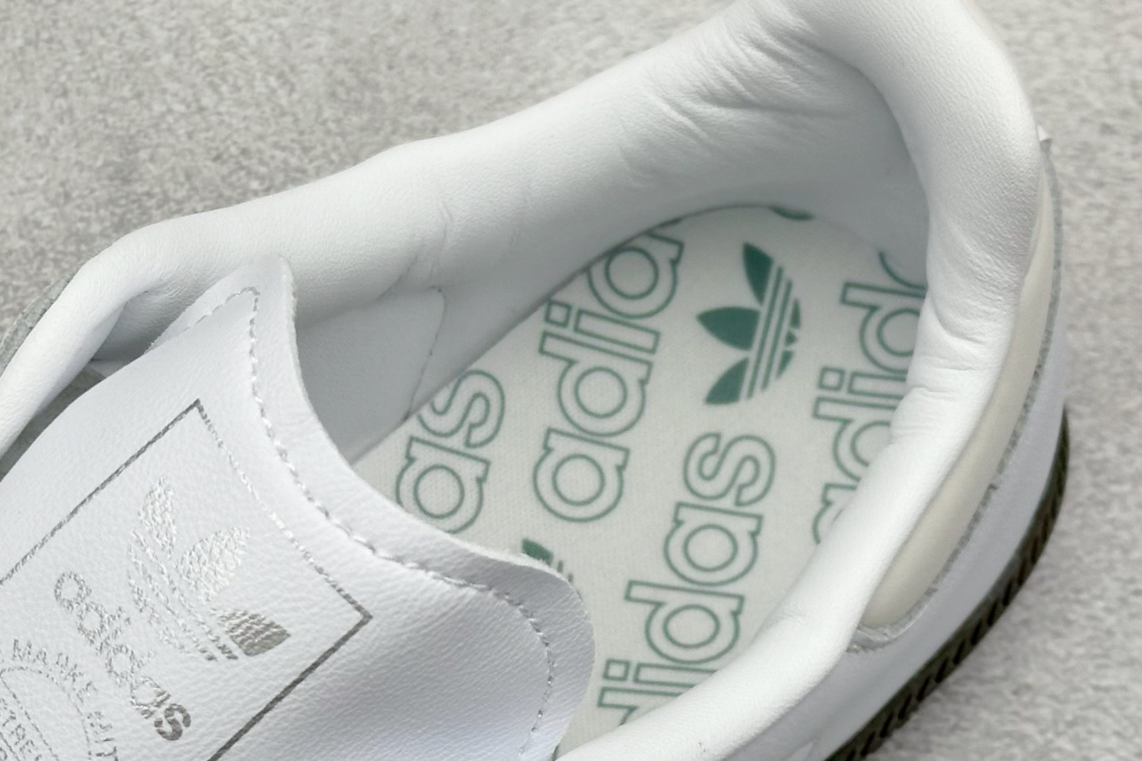 图片[8]-YH长青福利  AD Original Samba OG 复古经典轻便板鞋 带有装饰的超锁缝制和无缝的手感 柔软、柔软的皮革造型和标志性的3条纹完成了精致的外观 正规合身鞋带 鞋面上有绒面鞋垫 橡胶鞋底 享受正畸套筒软感 自50年代首次亮相以来就一直在赢得粉丝的青睐！ 货号：IH2752-选品中心