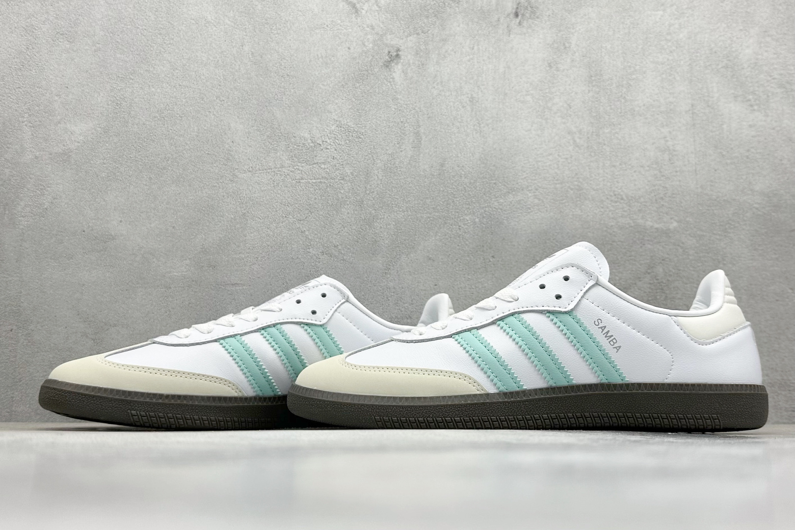 图片[5]-YH长青福利  AD Original Samba OG 复古经典轻便板鞋 带有装饰的超锁缝制和无缝的手感 柔软、柔软的皮革造型和标志性的3条纹完成了精致的外观 正规合身鞋带 鞋面上有绒面鞋垫 橡胶鞋底 享受正畸套筒软感 自50年代首次亮相以来就一直在赢得粉丝的青睐！ 货号：IH2752-选品中心