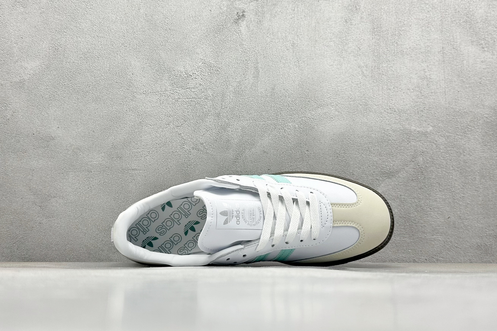 图片[3]-YH长青福利  AD Original Samba OG 复古经典轻便板鞋 带有装饰的超锁缝制和无缝的手感 柔软、柔软的皮革造型和标志性的3条纹完成了精致的外观 正规合身鞋带 鞋面上有绒面鞋垫 橡胶鞋底 享受正畸套筒软感 自50年代首次亮相以来就一直在赢得粉丝的青睐！ 货号：IH2752-选品中心